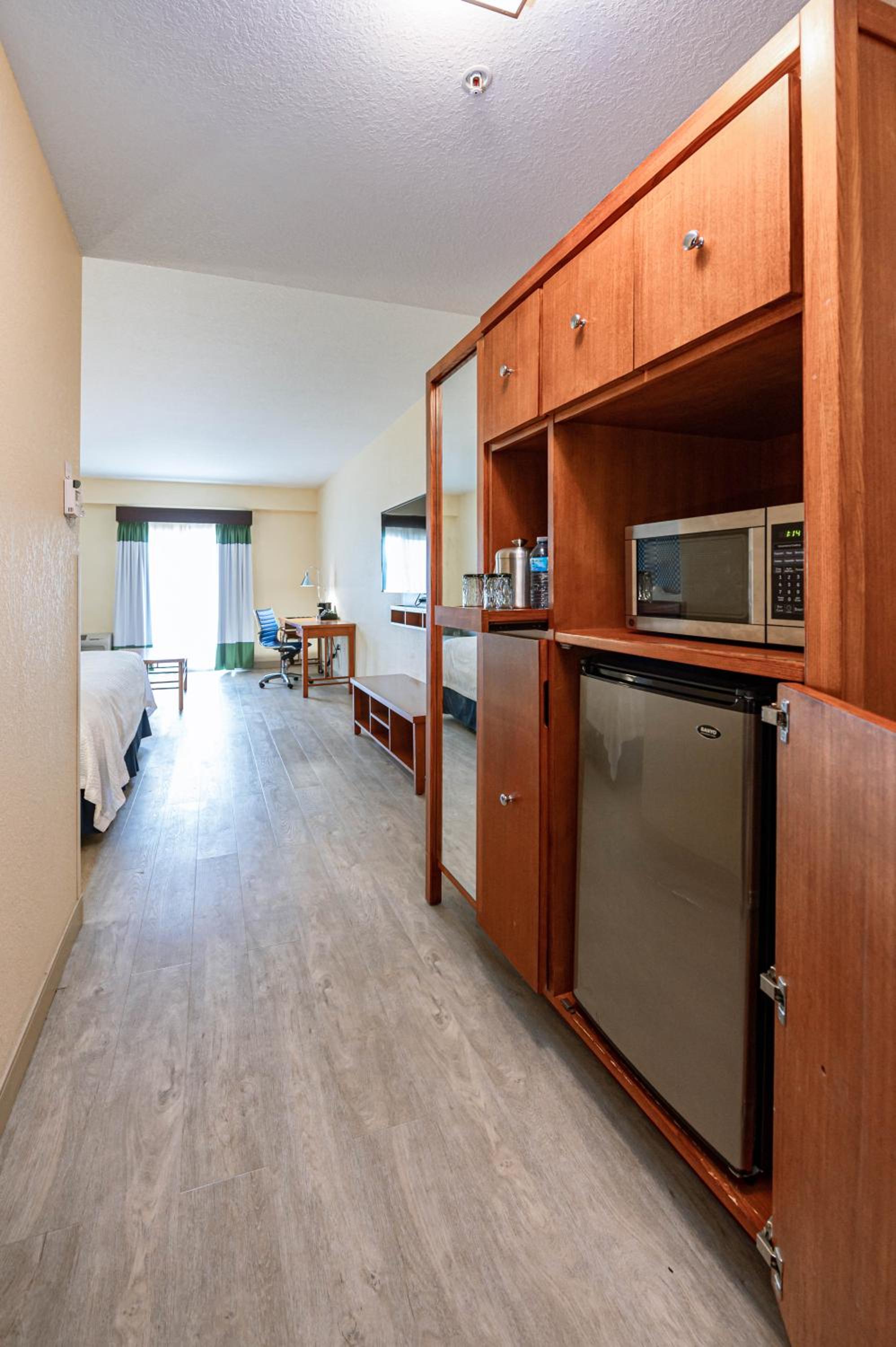 Premium King Room with Balcony photo 3