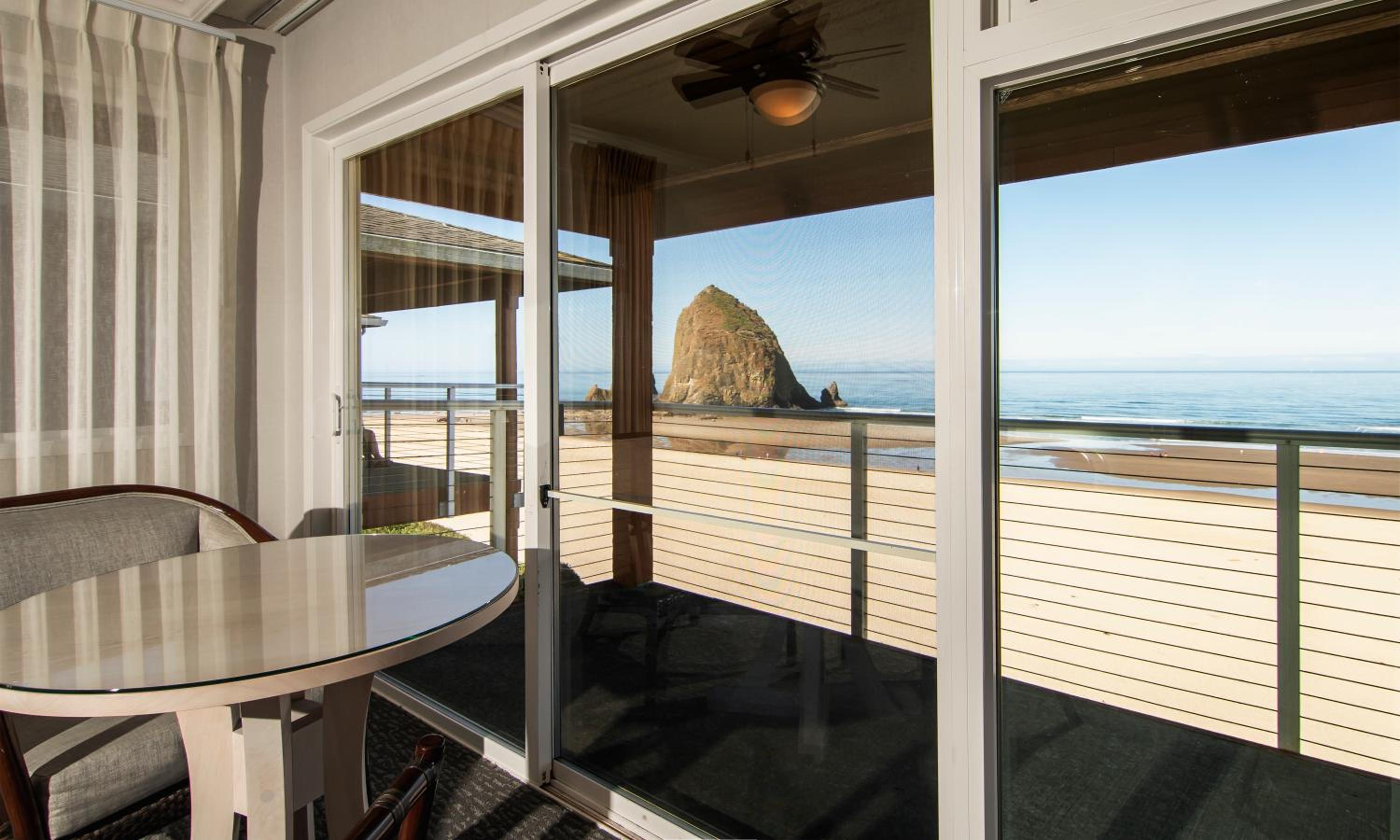 Pet Friendly Oceanfront Queen photo 3