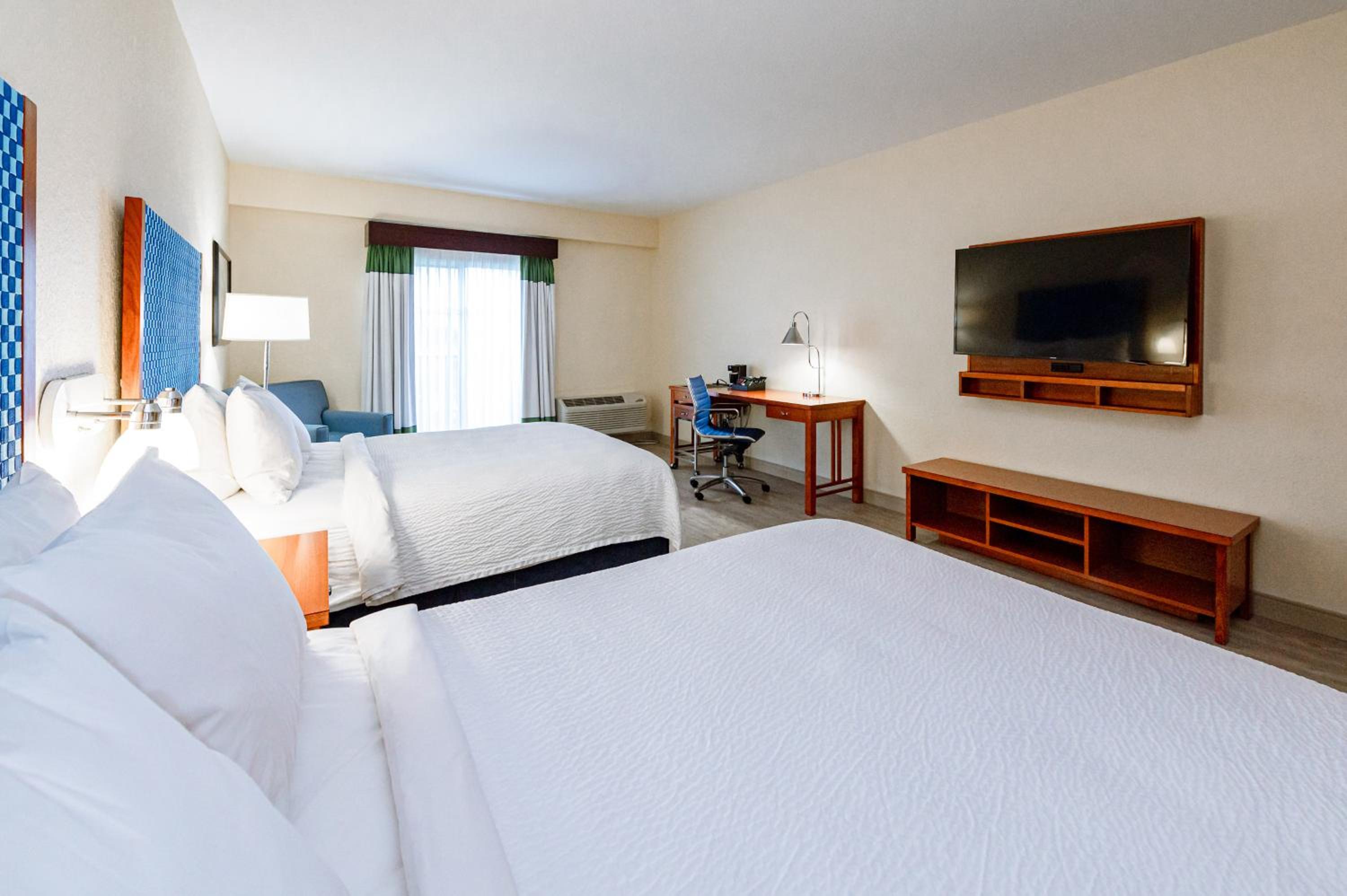 Premium Queen Room with Balcony photo 2