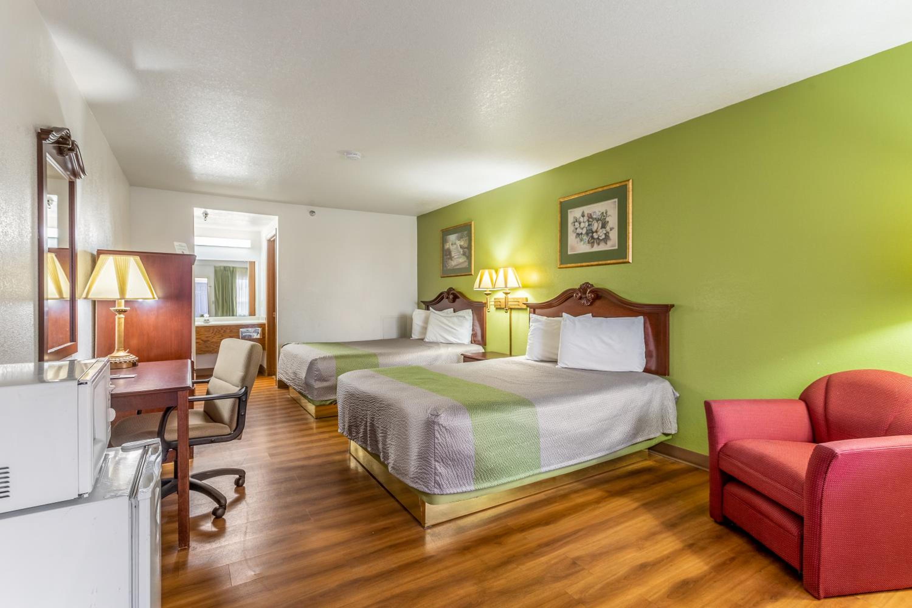 Standard Queen Room with Two Queen Beds and Sofa Bed - Non-Smoking photo 2