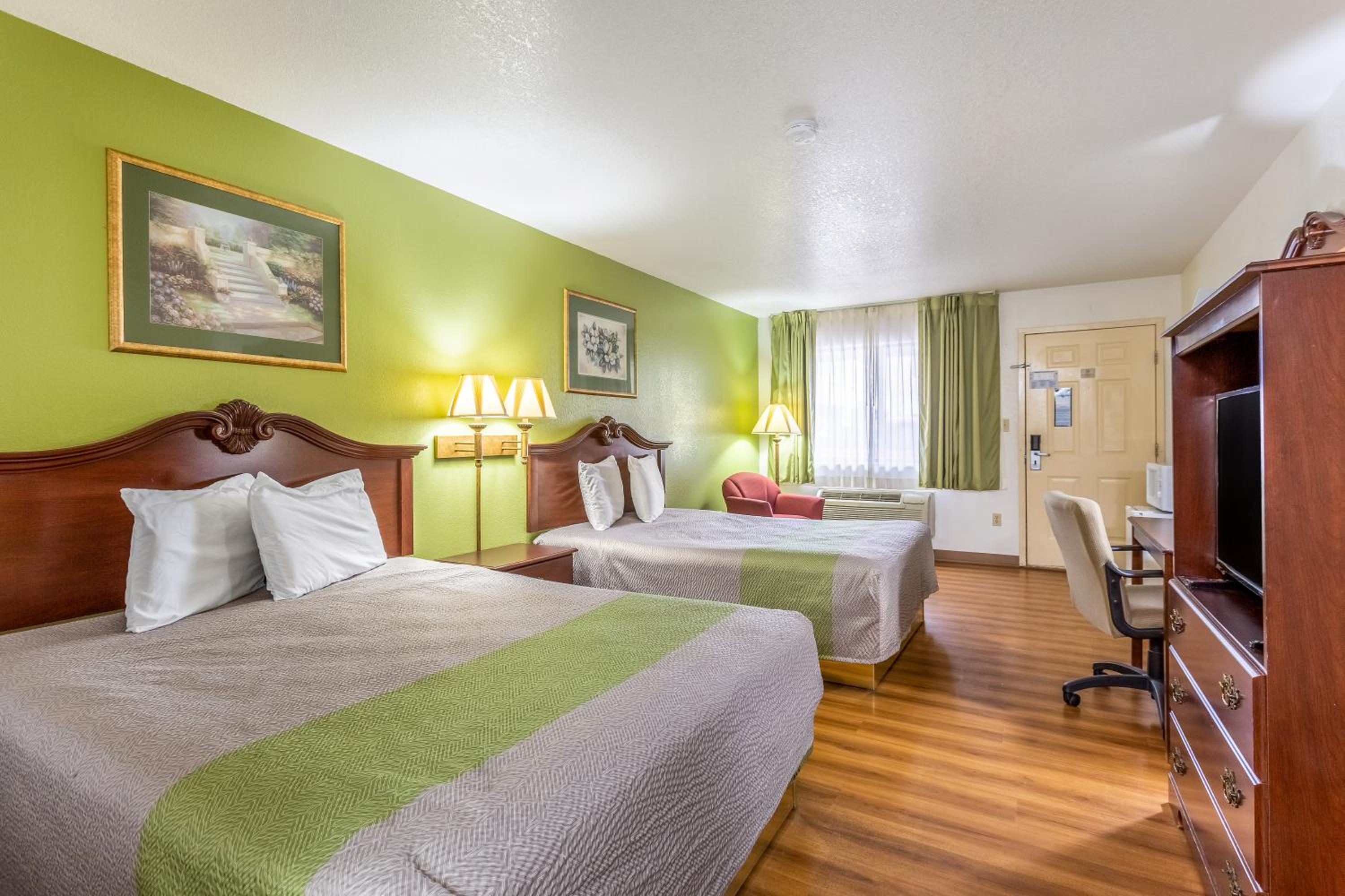 Queen Room with Two Queen Beds - Non-Smoking photo 2
