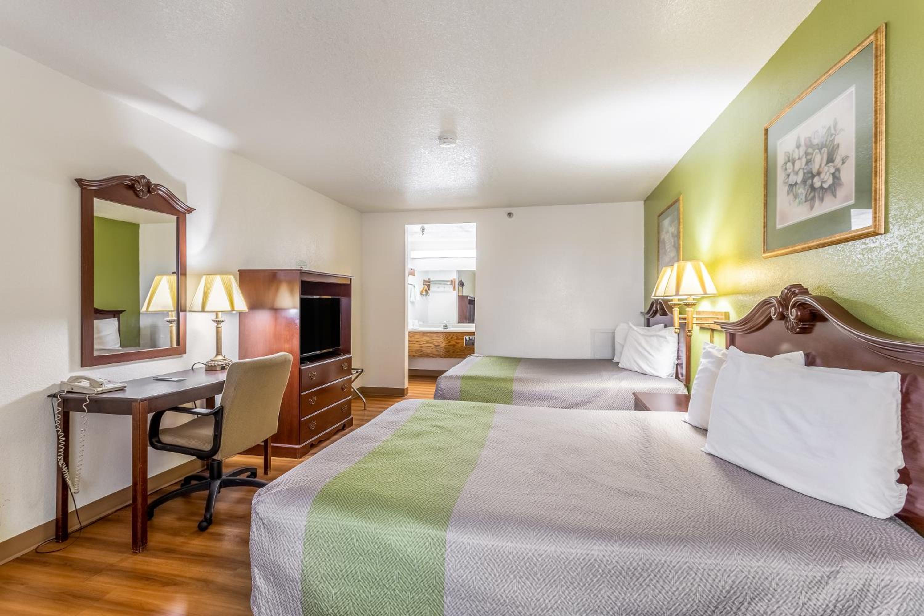 Standard Queen Room with Two Queen Beds - Non-Smoking photo 1