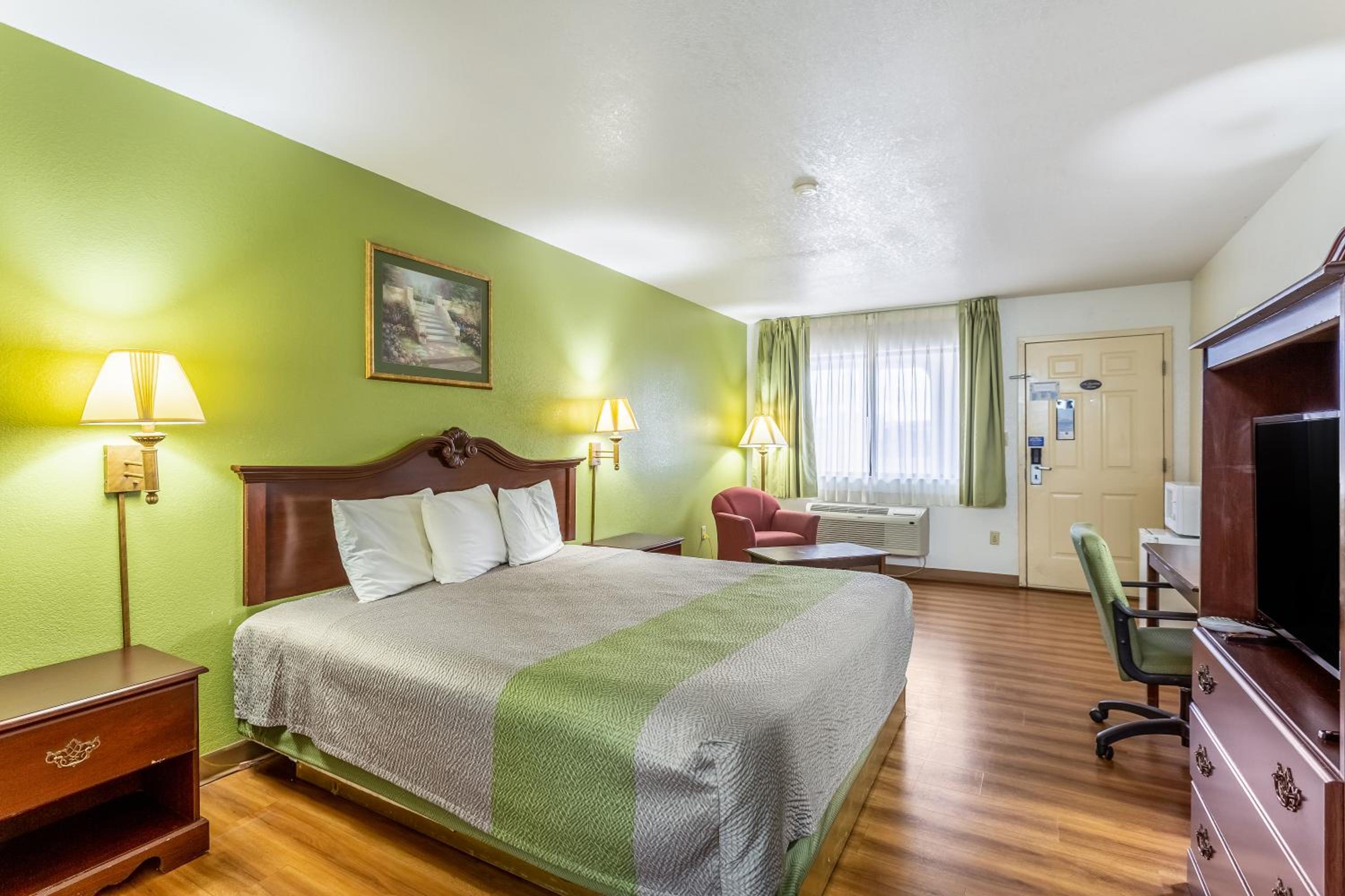 Queen Room with Two Queen Beds - Smoking photo 2