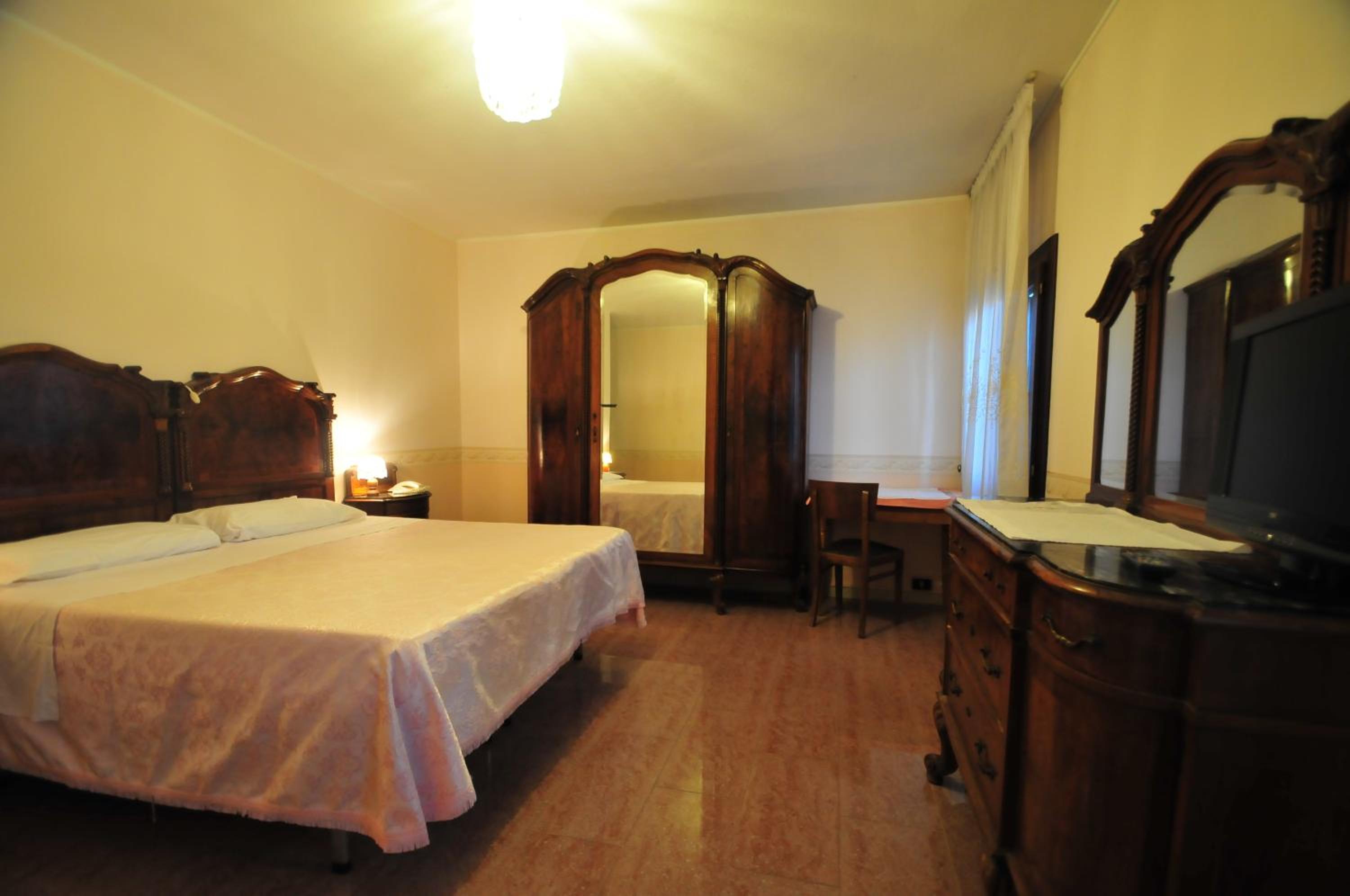 Superior Double or Twin Room with Canal View photo 2