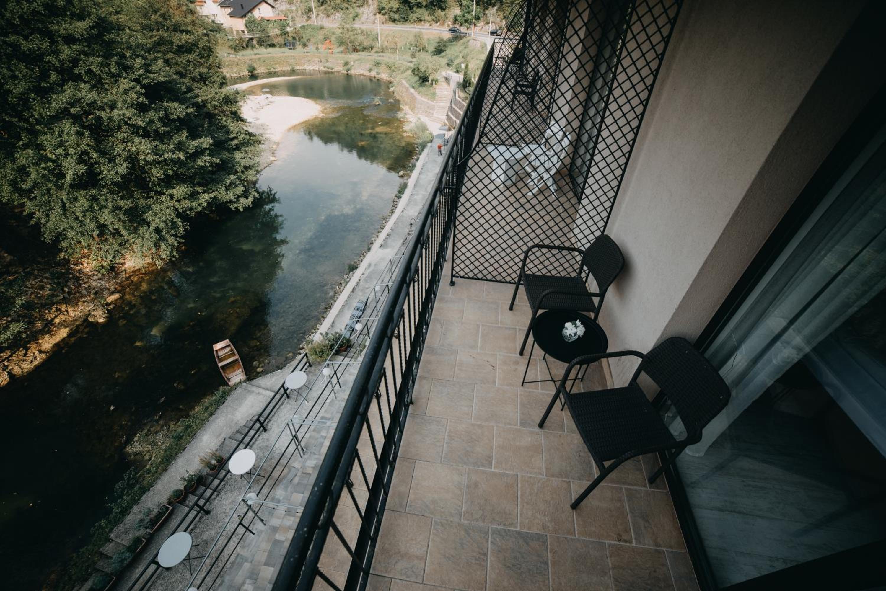 Superior Triple Room with River View and Balcony - Photo 11