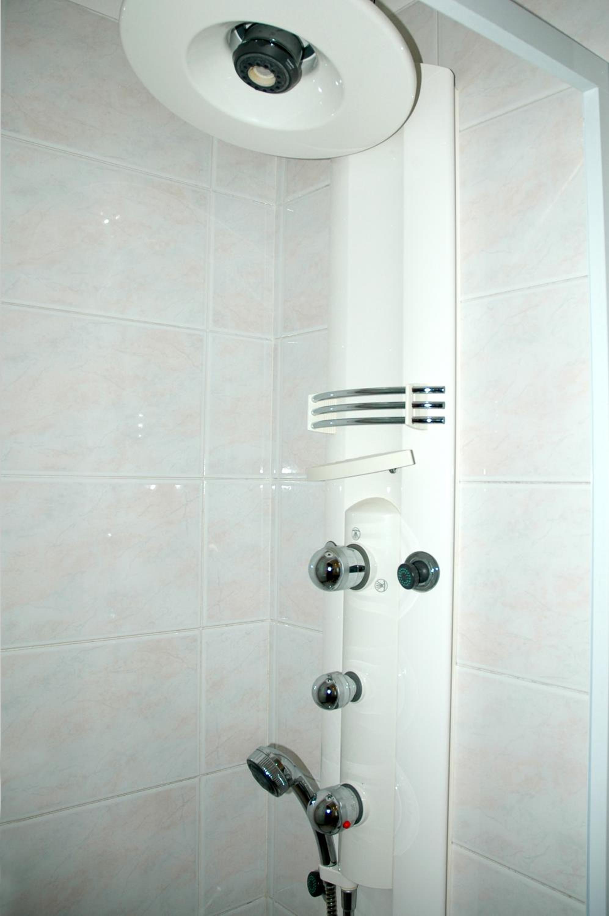 Twin Room - Photo 2