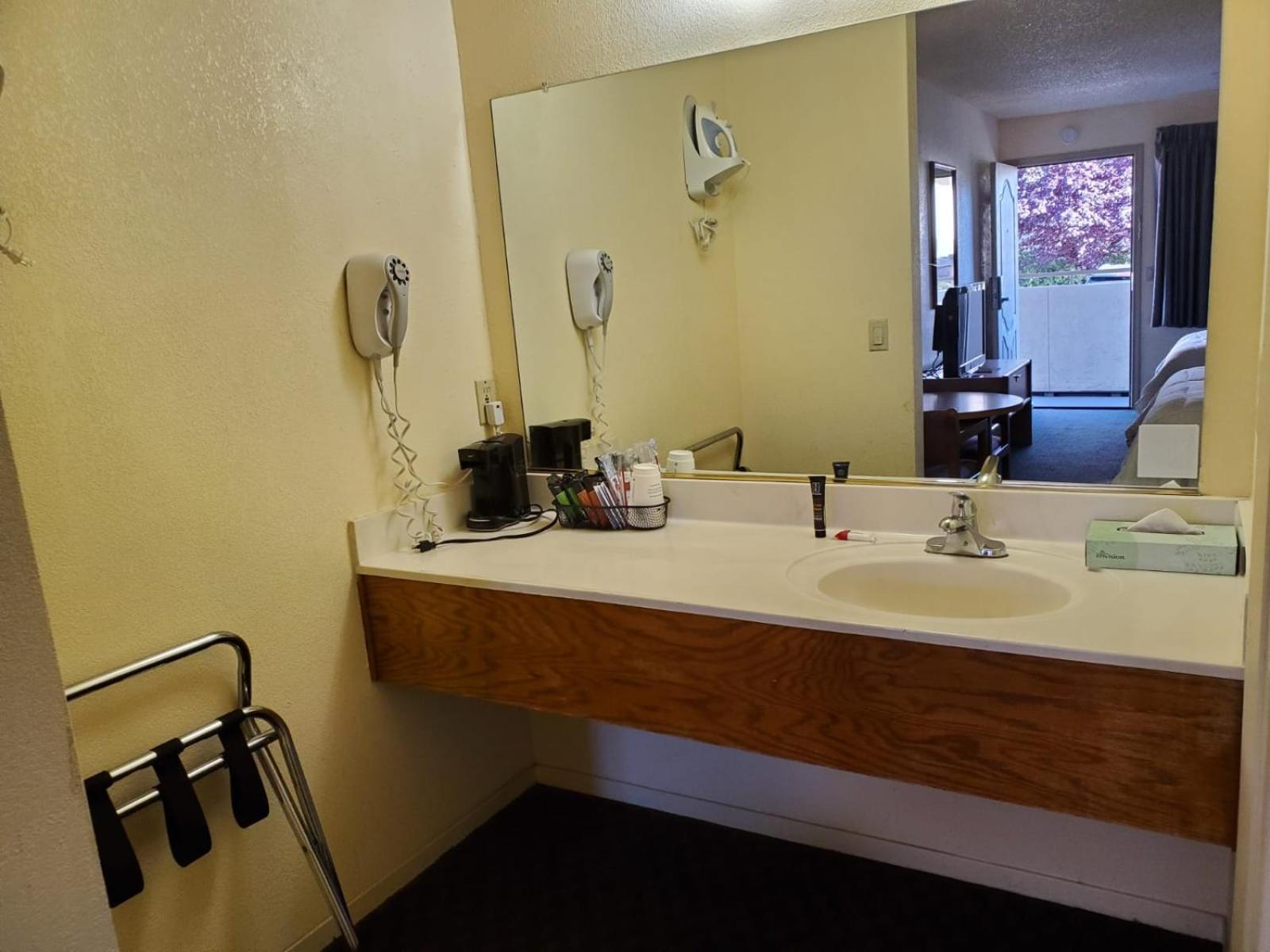 Queen Room - Non-Smoking - Photo 2