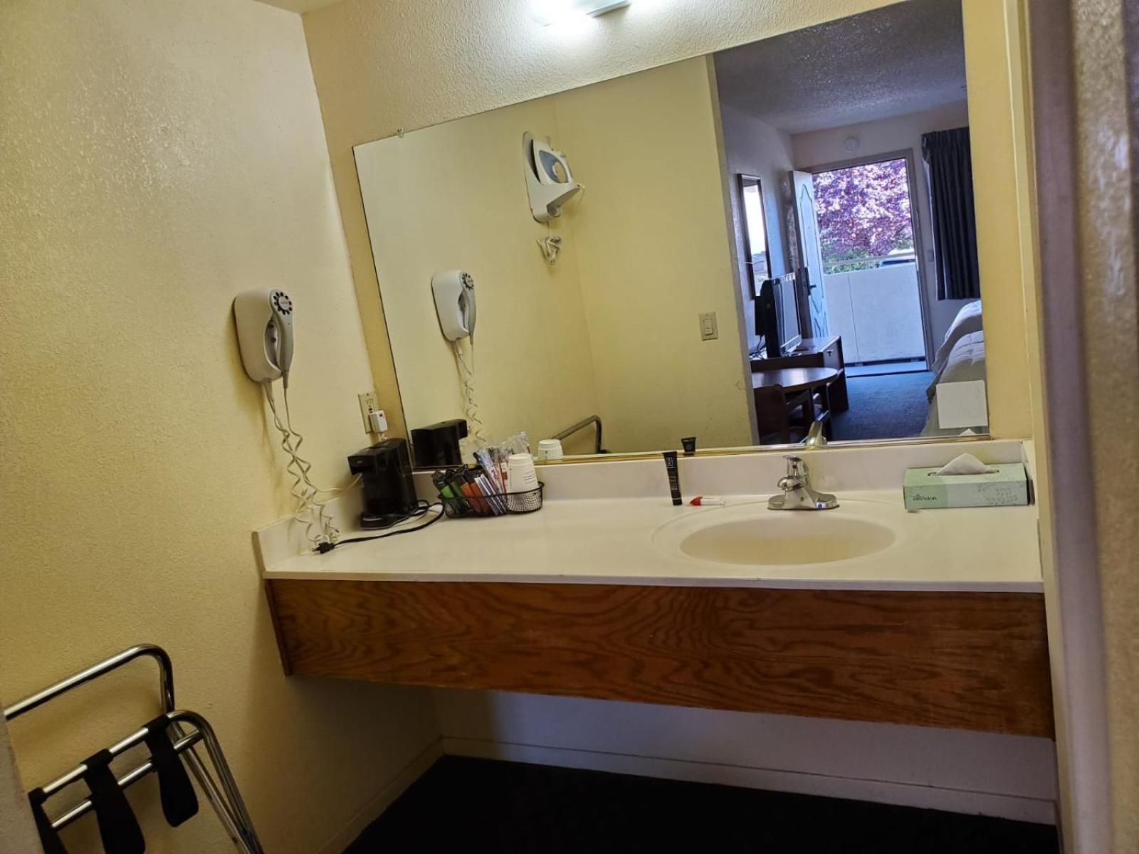 Double Room with Two Double Beds - Non-Smoking - Photo 4