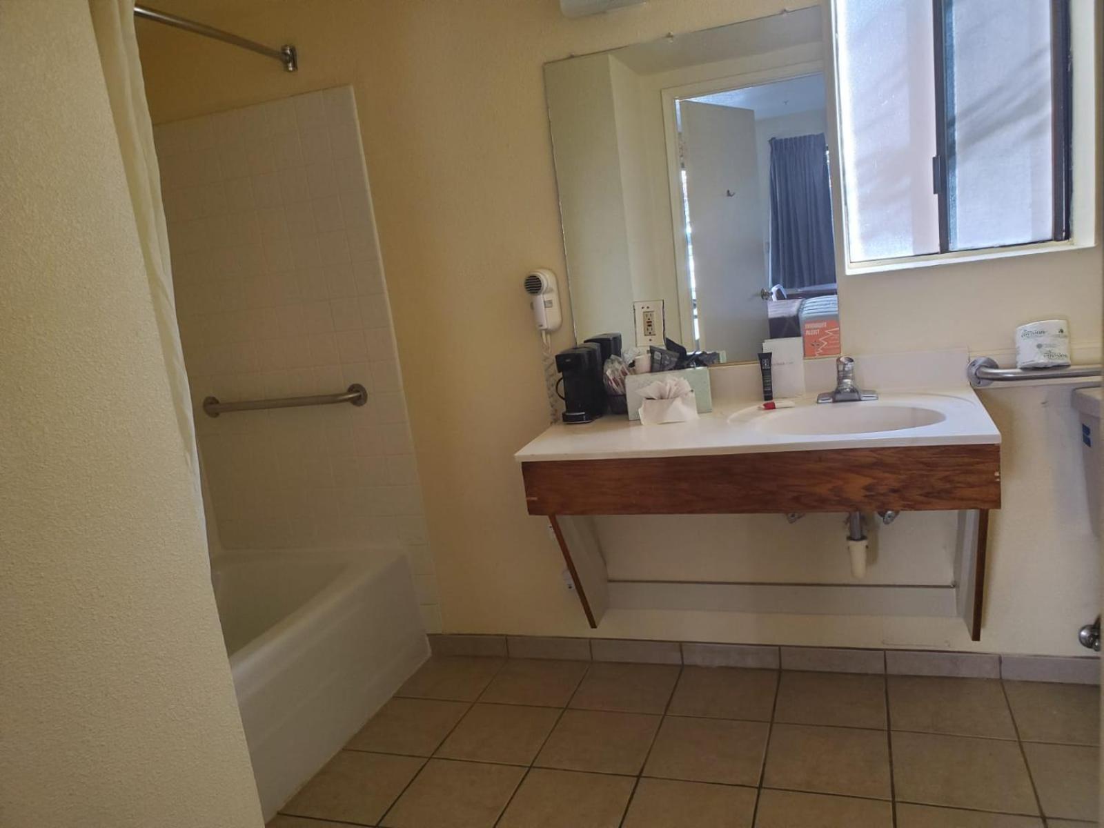 Queen Room - Mobility Access/Non-Smoking - Photo 5