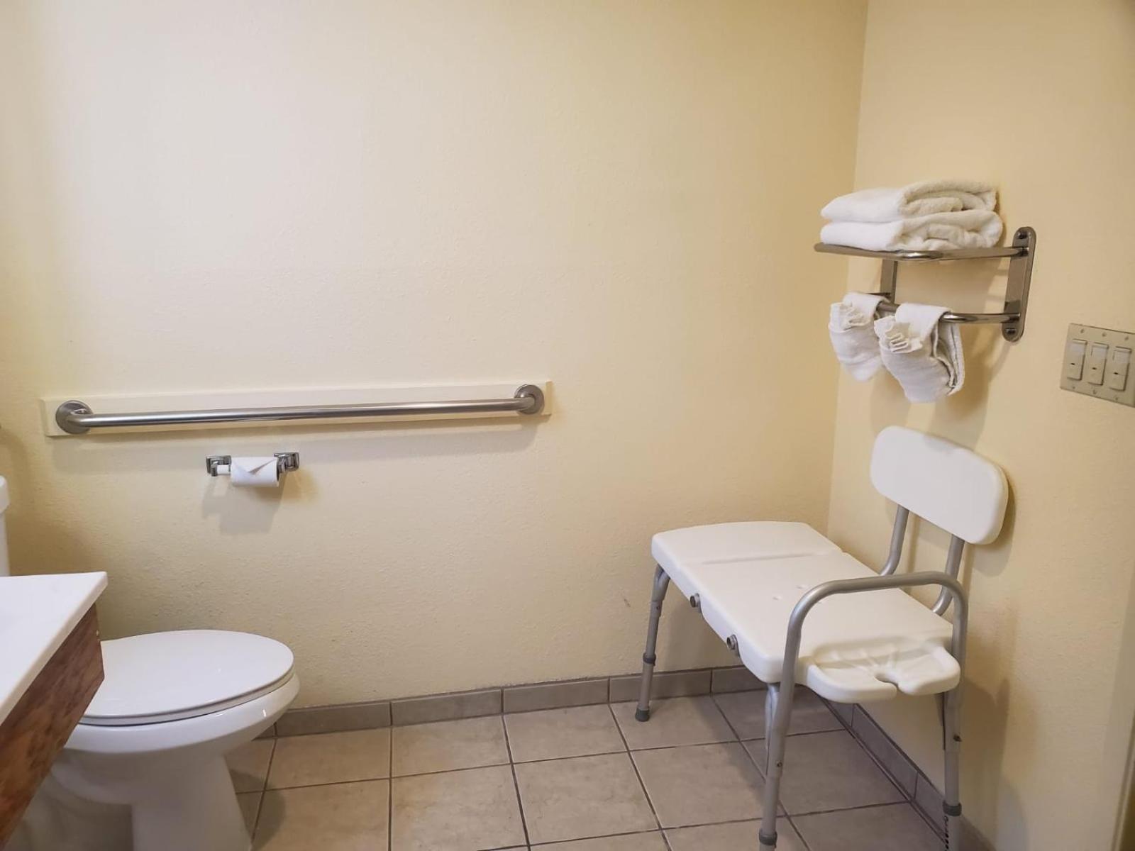 Queen Room - Mobility Access/Non-Smoking - Photo 4
