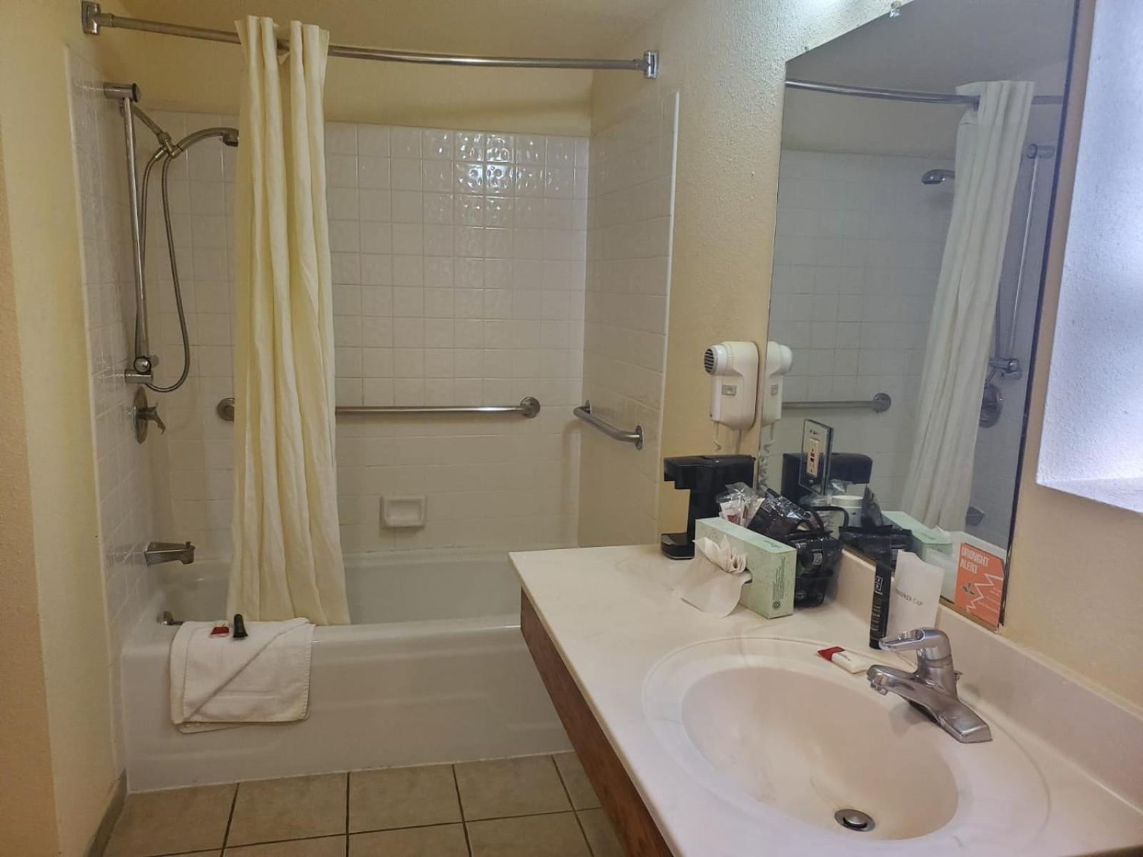 Queen Room - Mobility Access/Non-Smoking - Photo 9