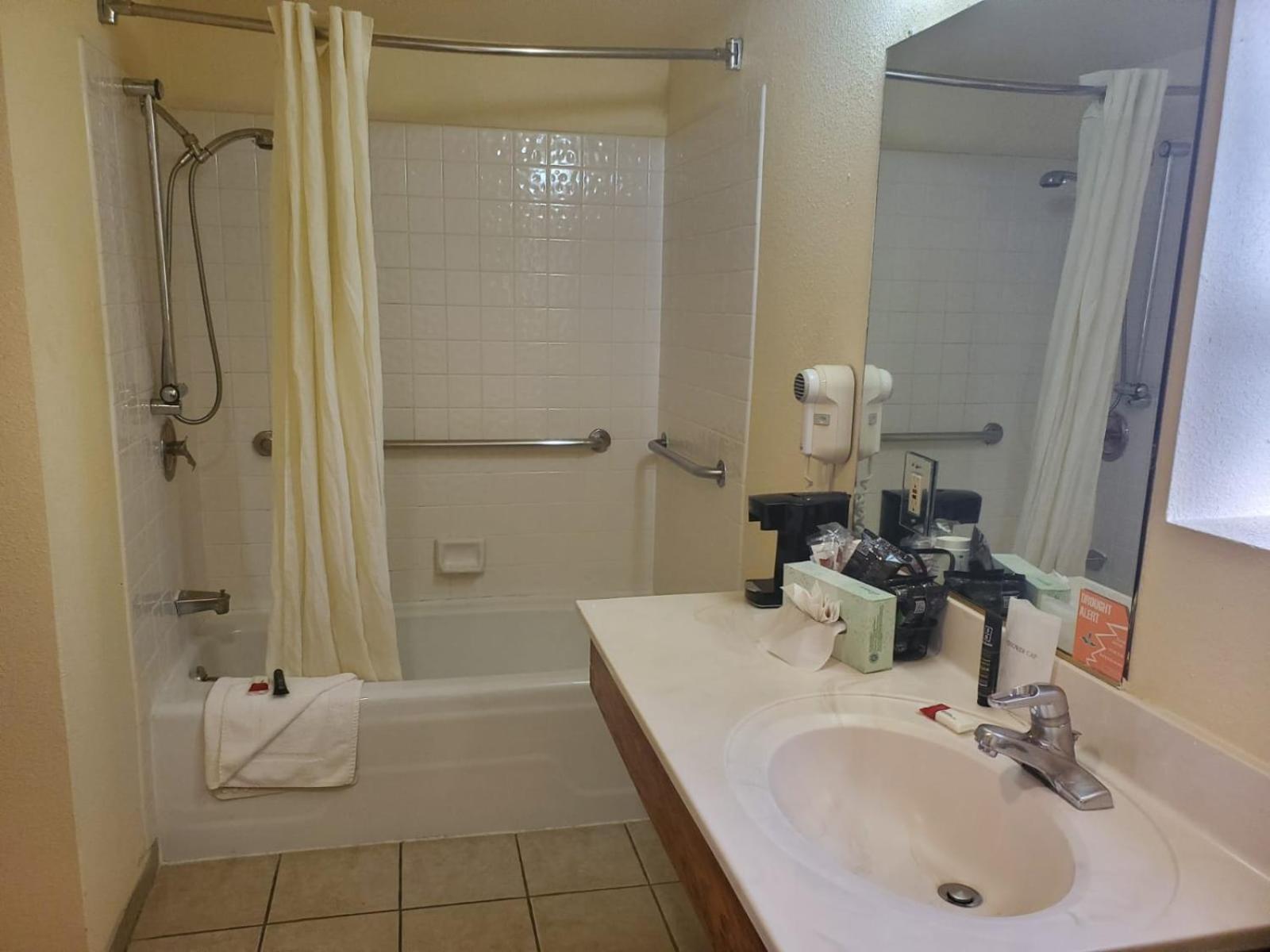 Queen Room - Mobility Access/Non-Smoking - Photo 8
