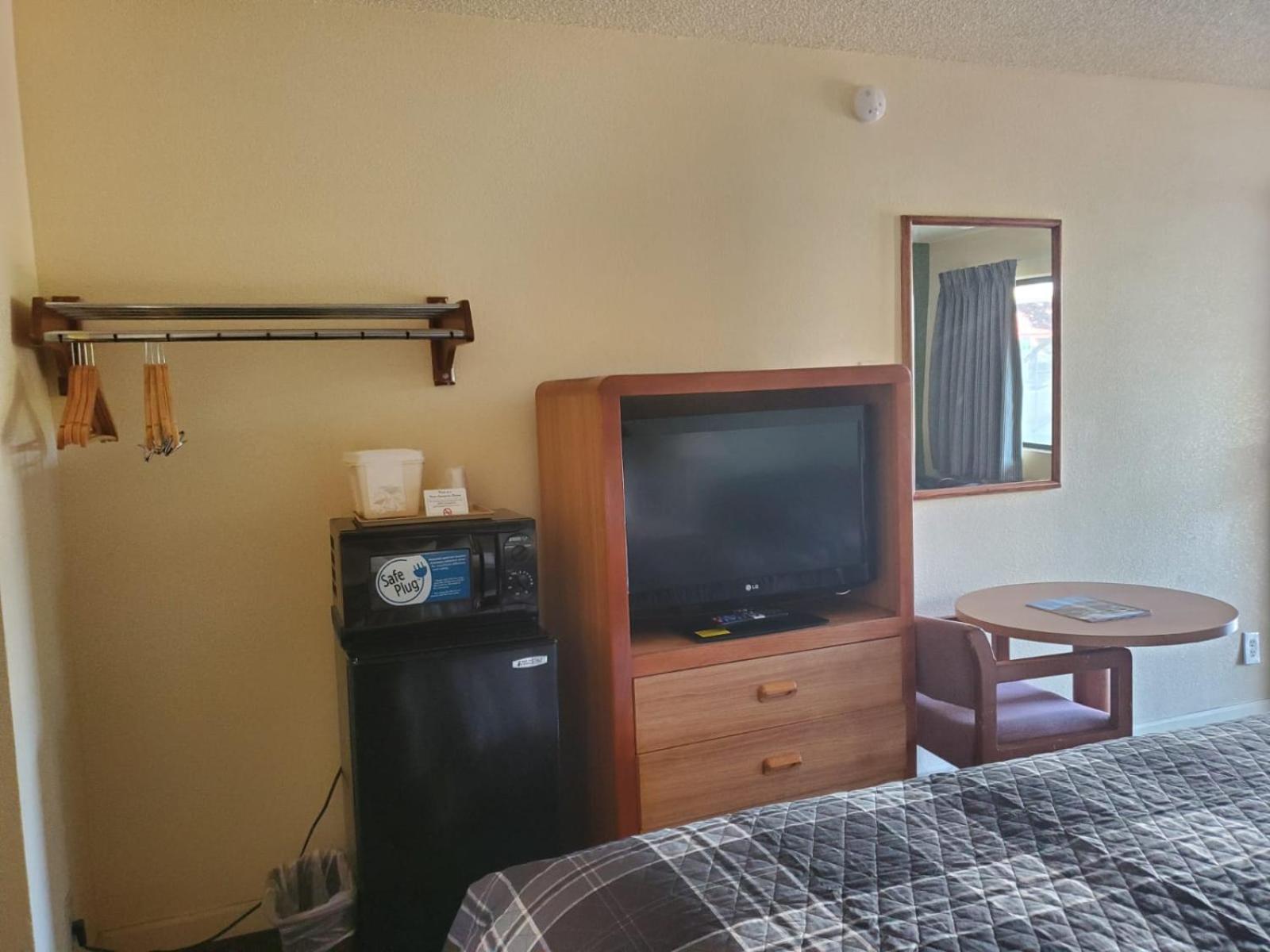 Queen Room - Non-Smoking - Photo 3