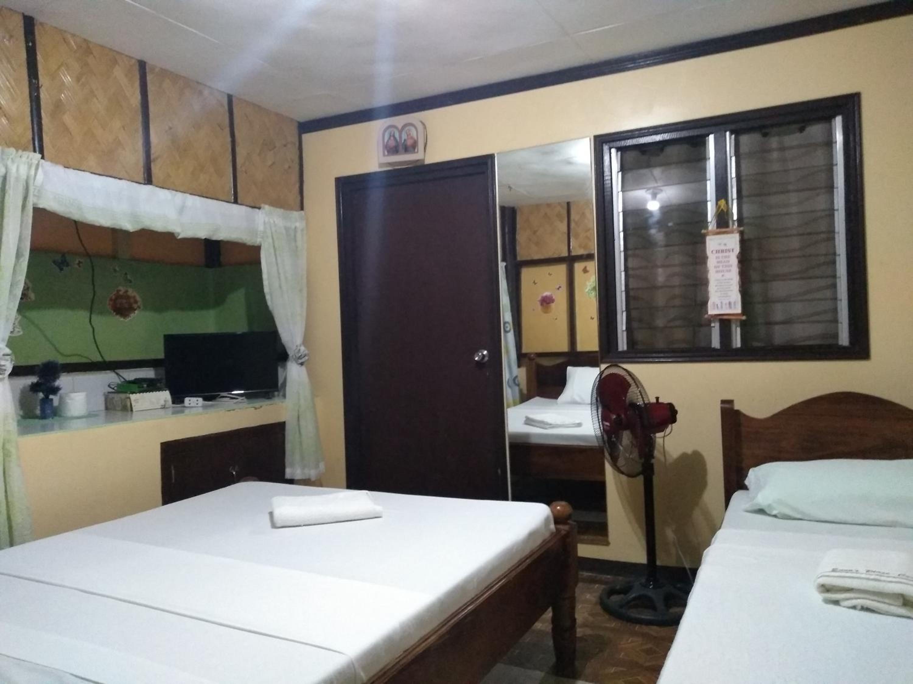 Quadruple Room with Private Bathroom photo 2