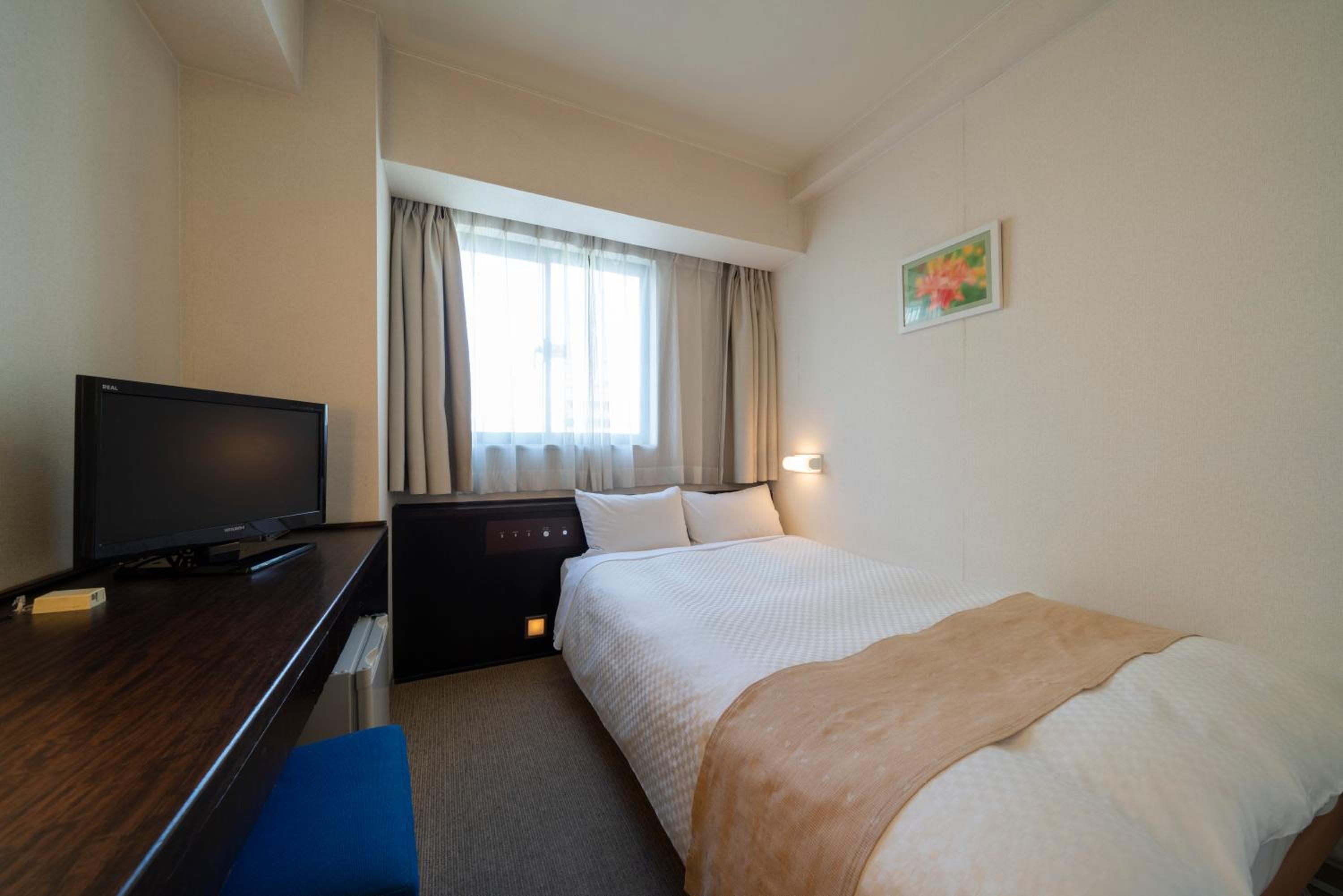 Double Room with Small Double Bed - Smoking photo 3