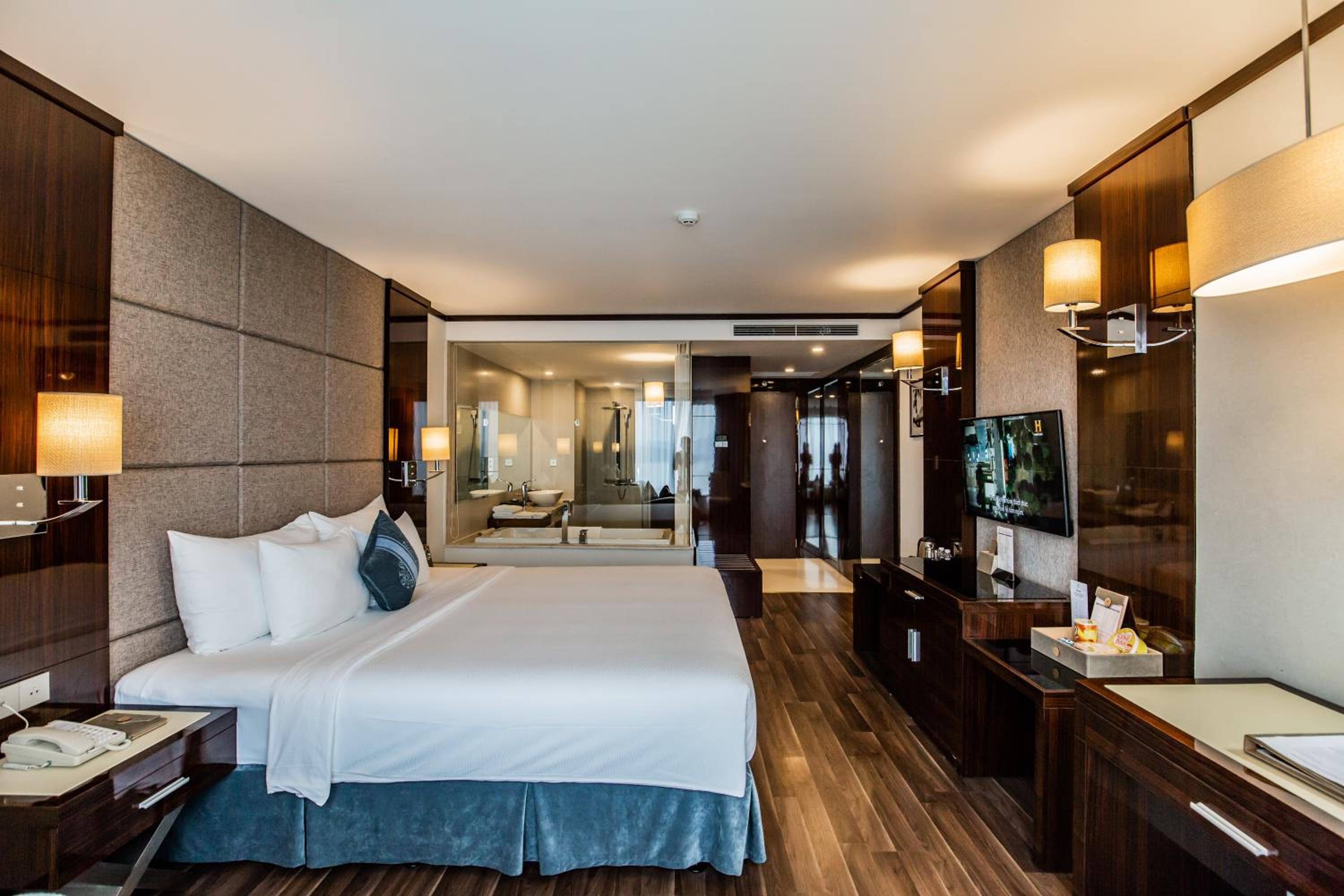 Deluxe King Room - Photo 6