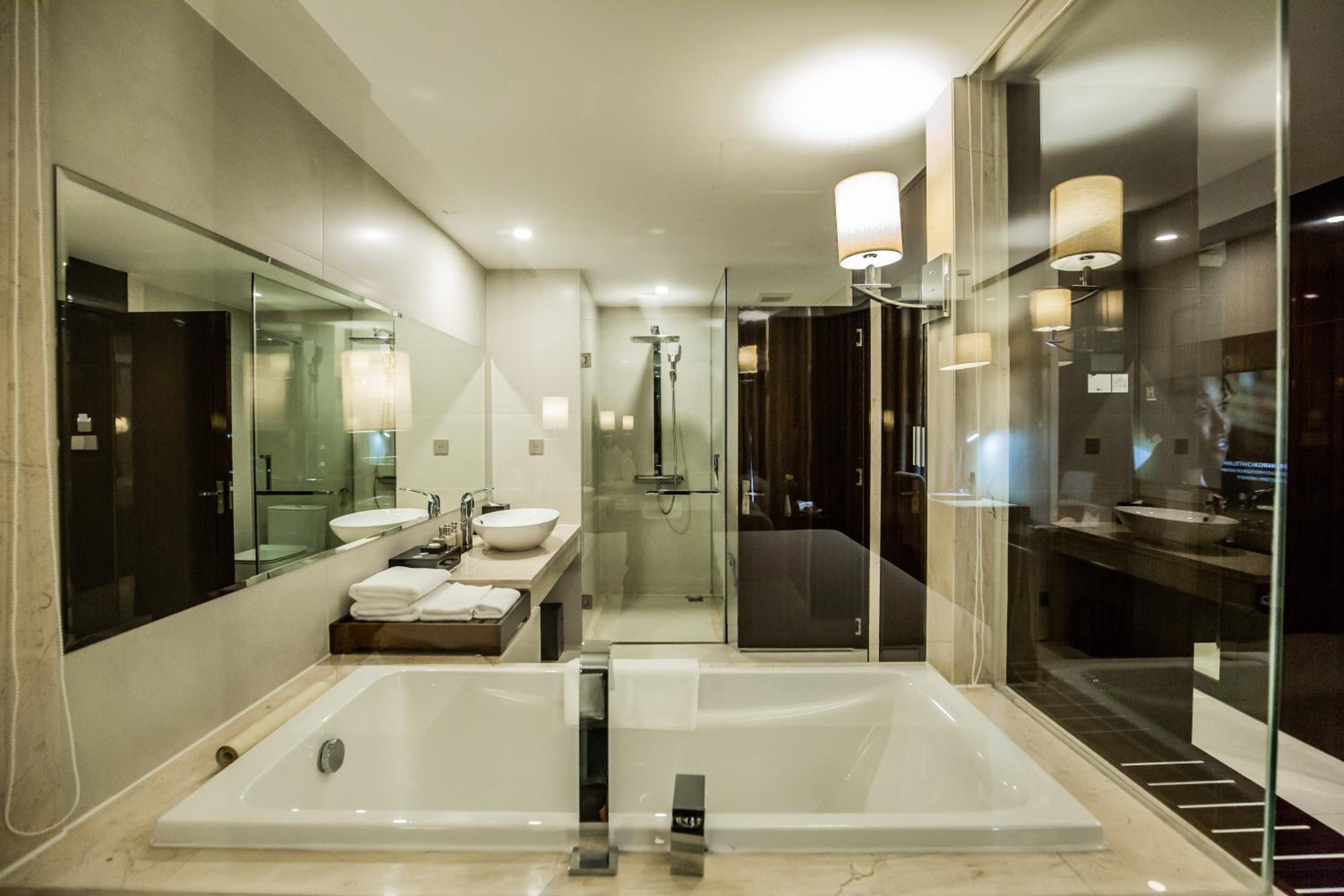 Deluxe King Room - Photo 8