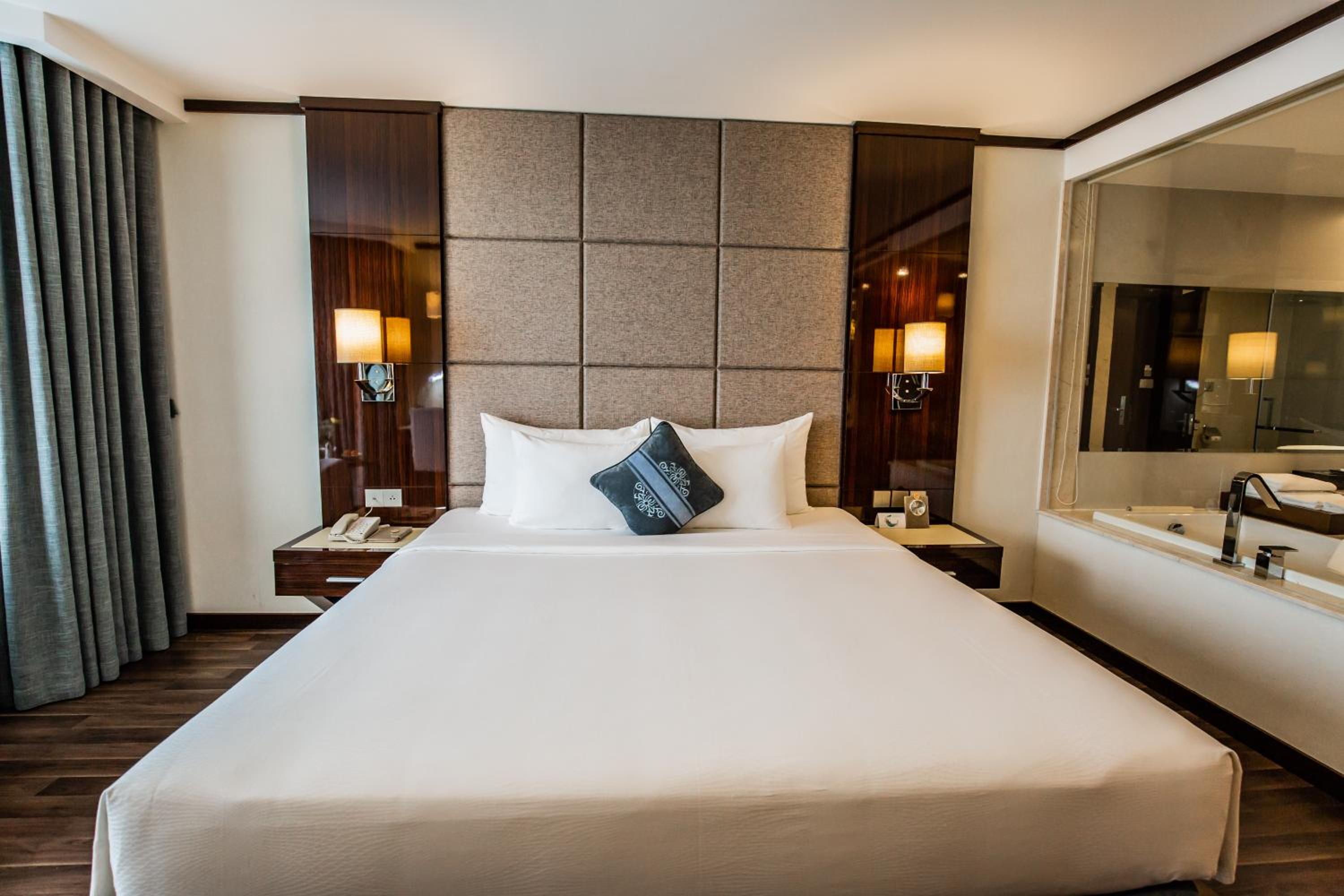 Deluxe King Room - Photo 4