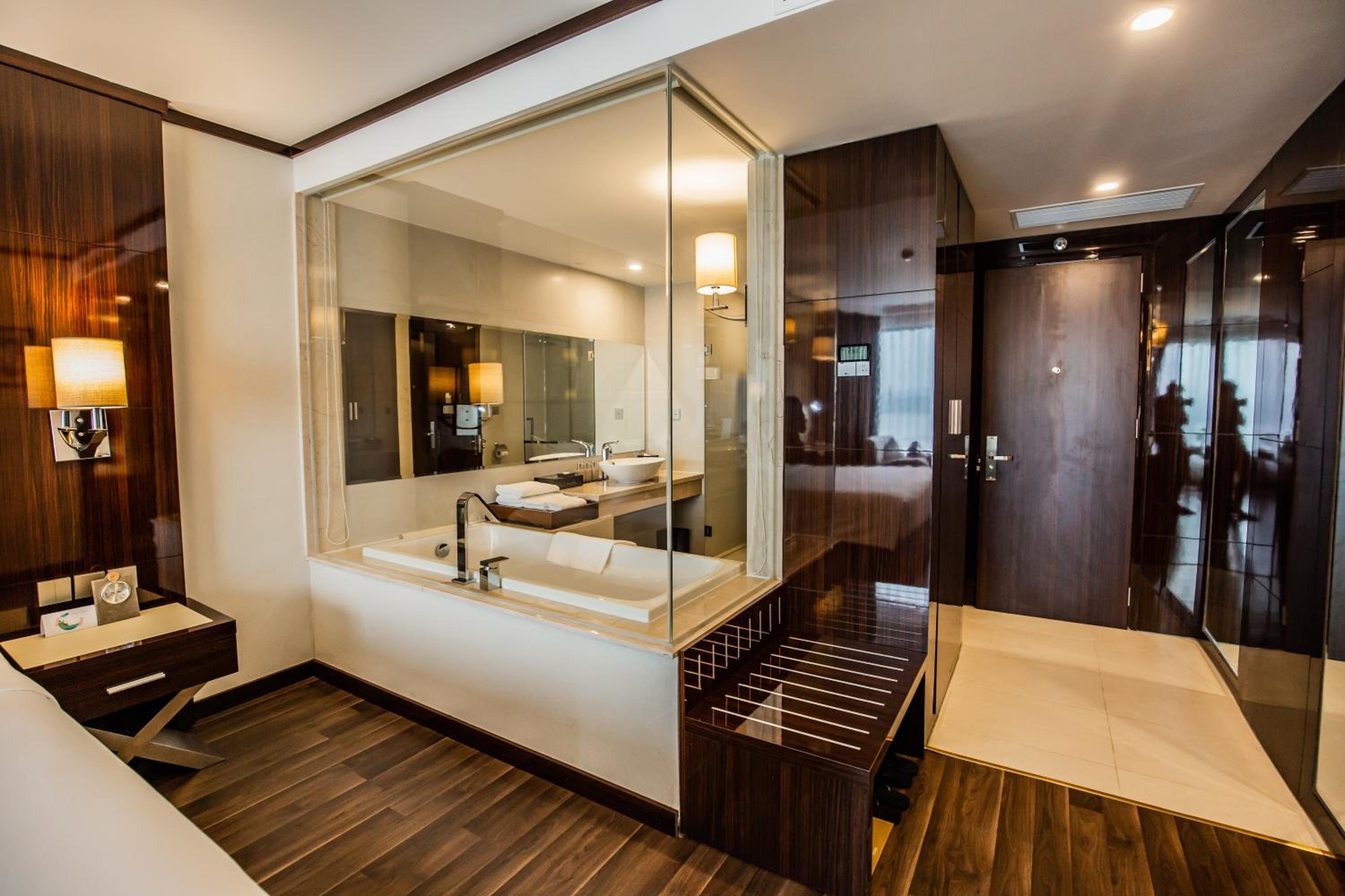 Deluxe King Room - Photo 10