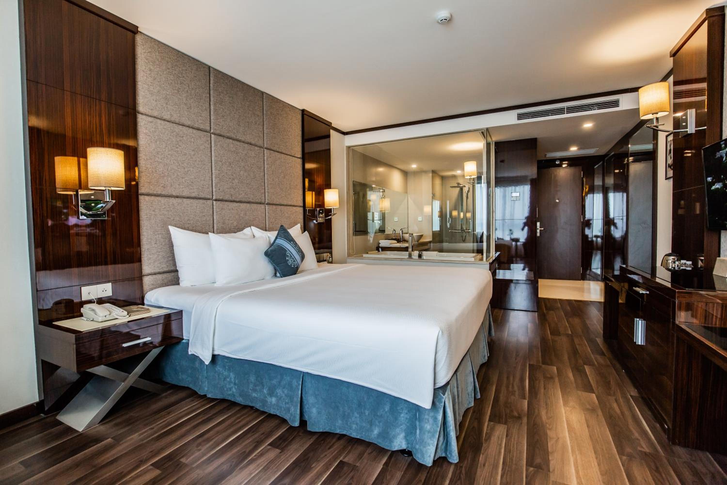 Deluxe King Room - Photo 3