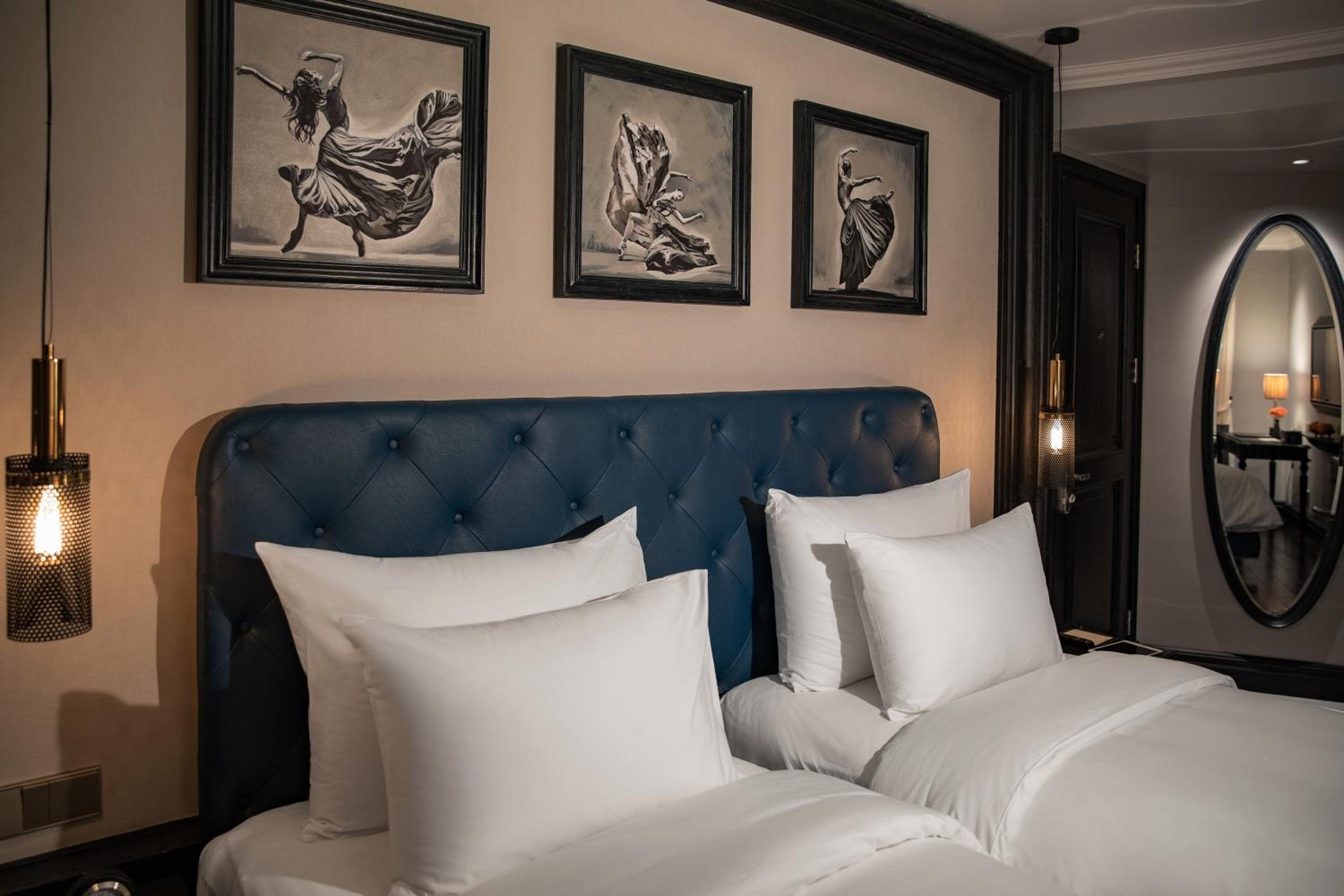 Deluxe Room with Internal Window - Photo 3