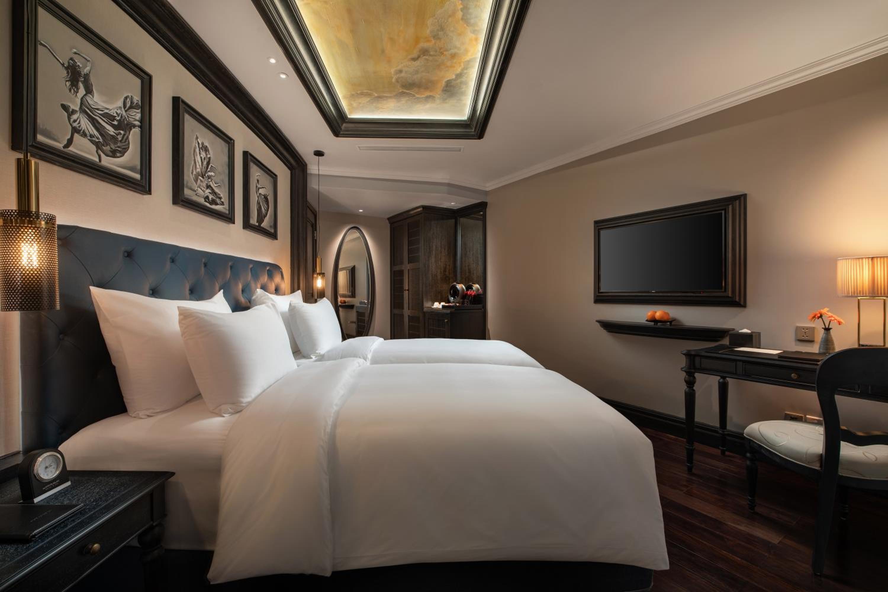 Deluxe Room with Internal Window - Photo 1