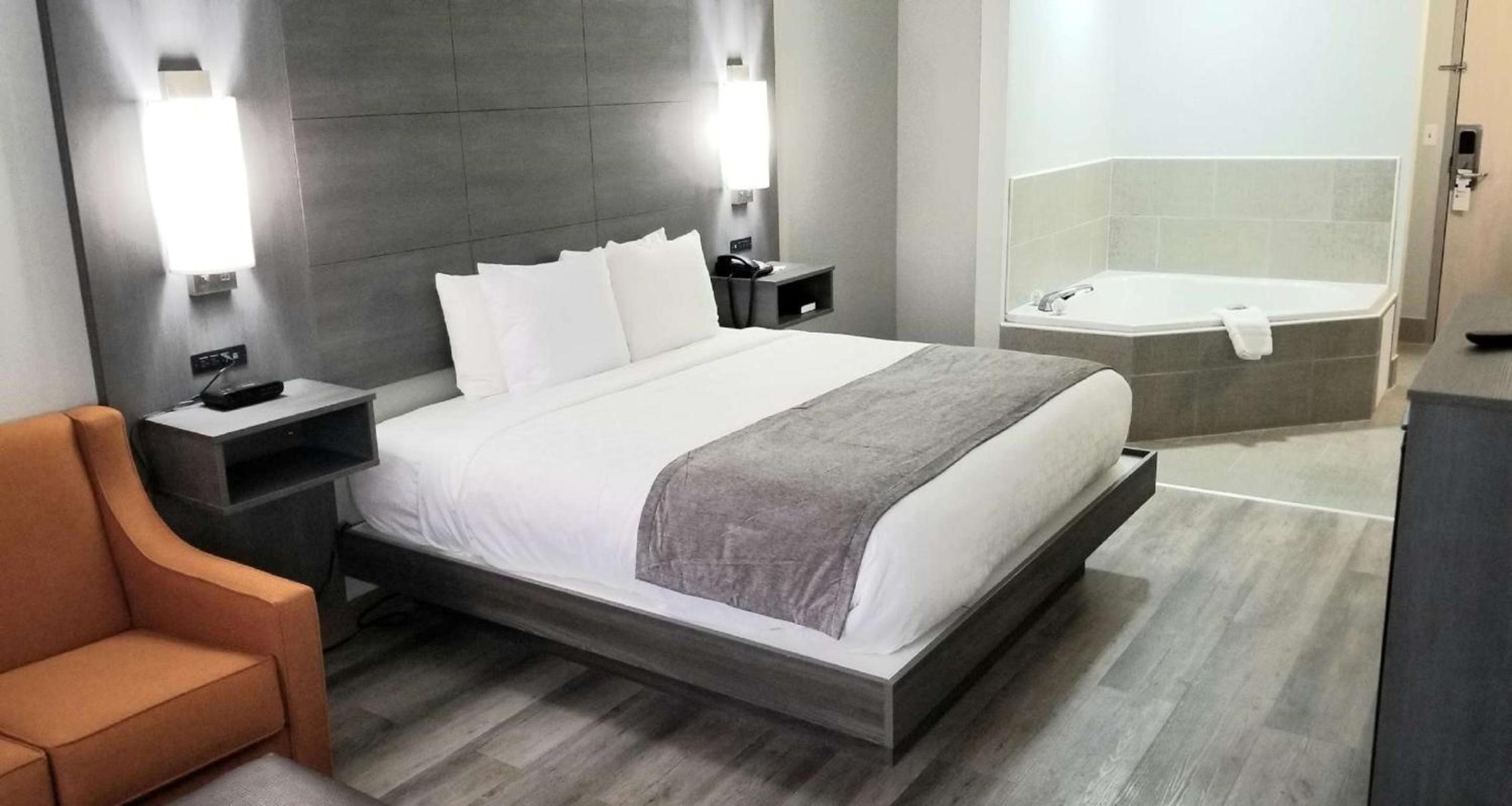 King Room with Whirlpool - Photo 1