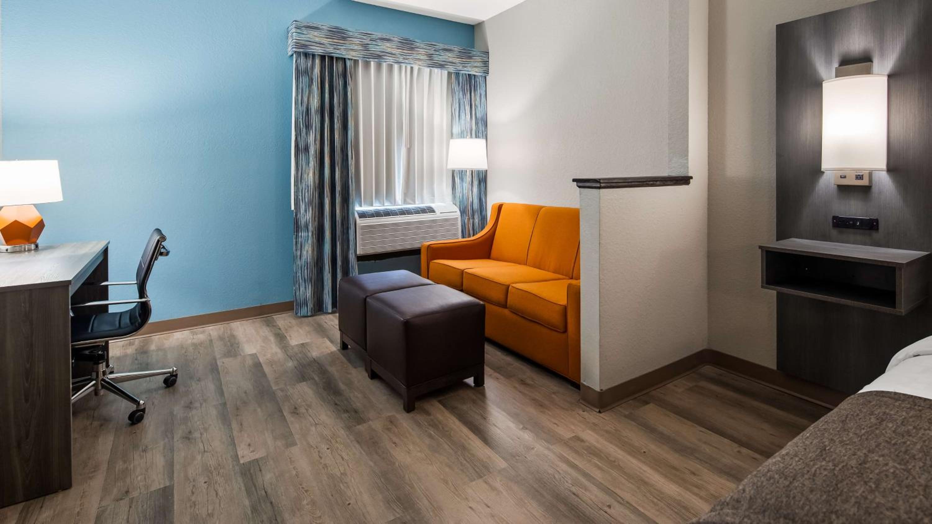 King Room with Sofa Bed - Photo 5