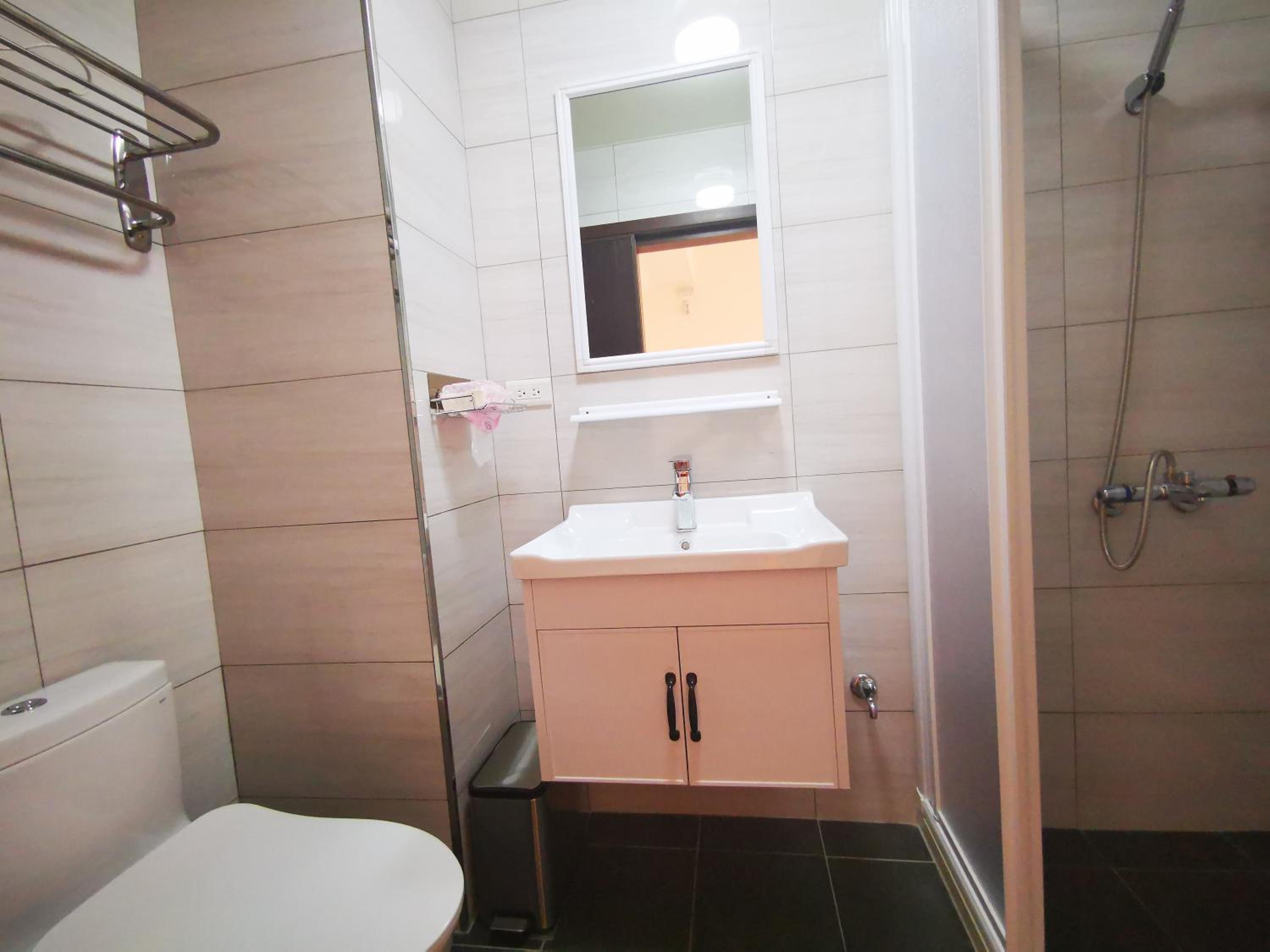 Quadruple Room with Private Bathroom - Photo 2