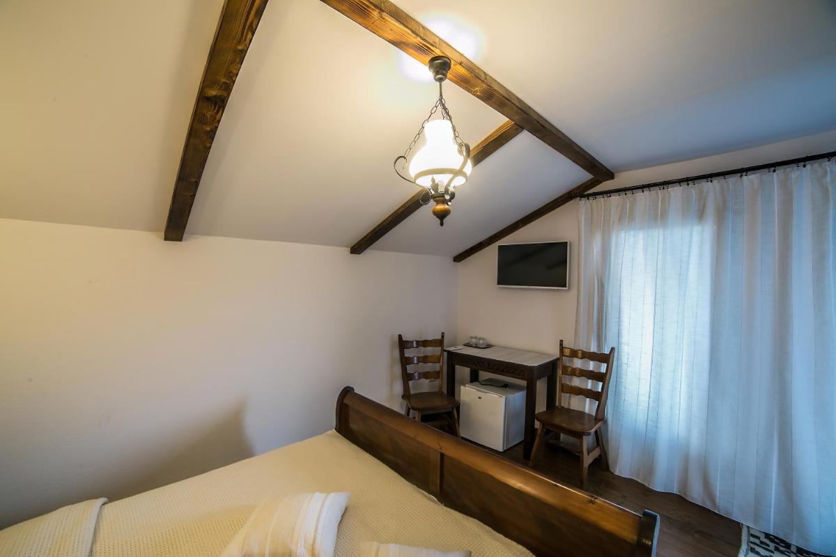 Standard Double Room - Photo 9