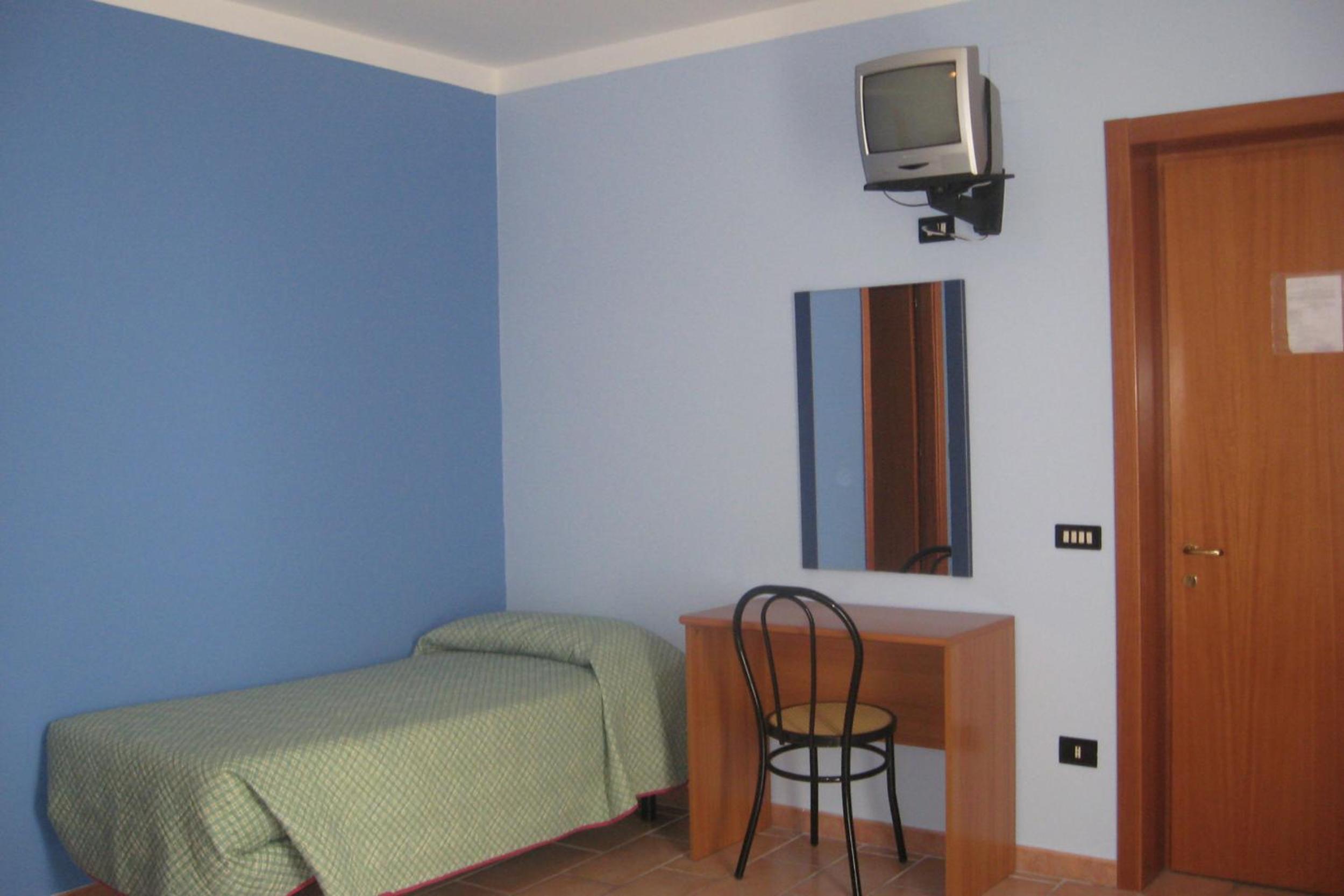 Economy Triple Room photo 3