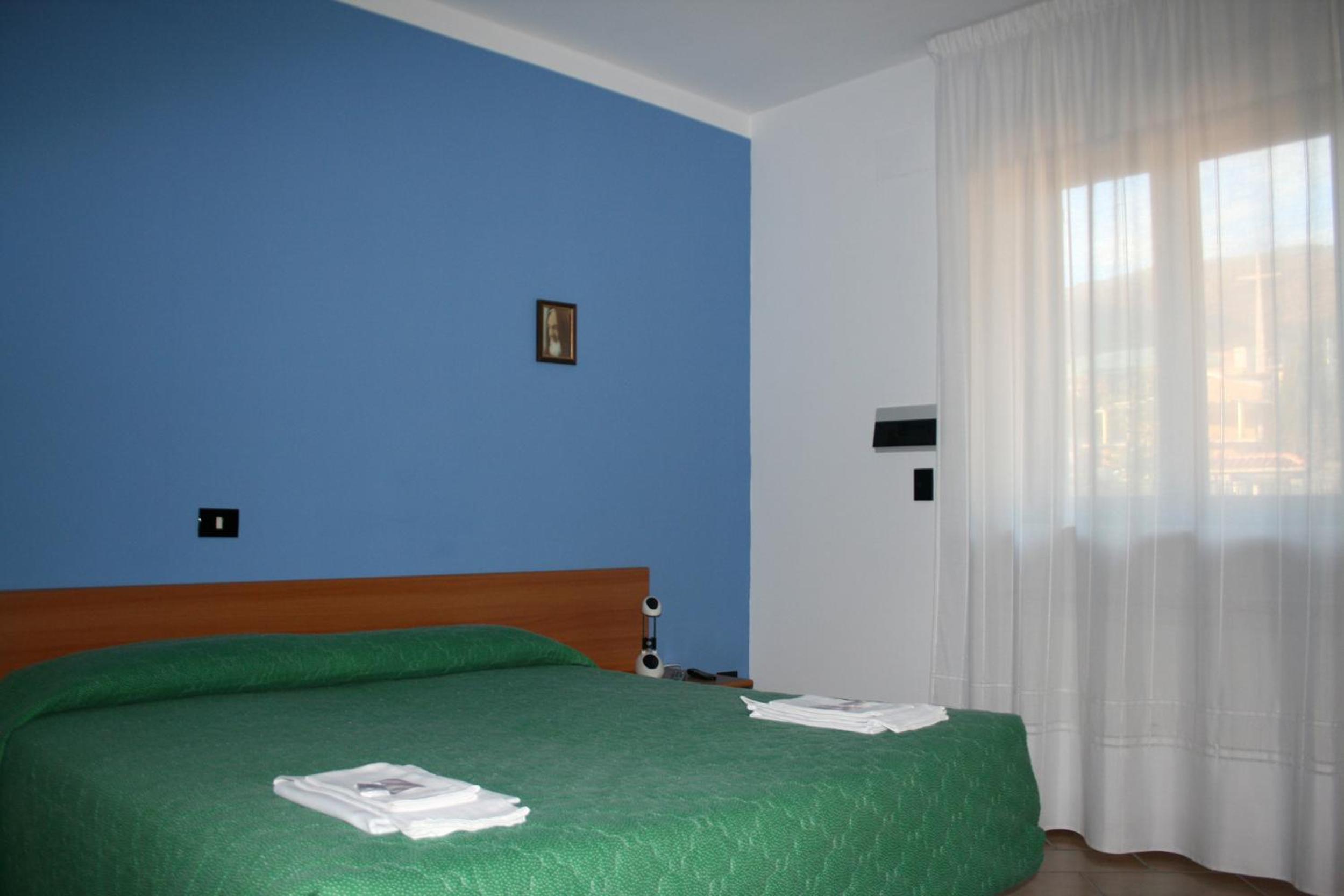 Basic Triple Room with Shared Bathroom photo 2