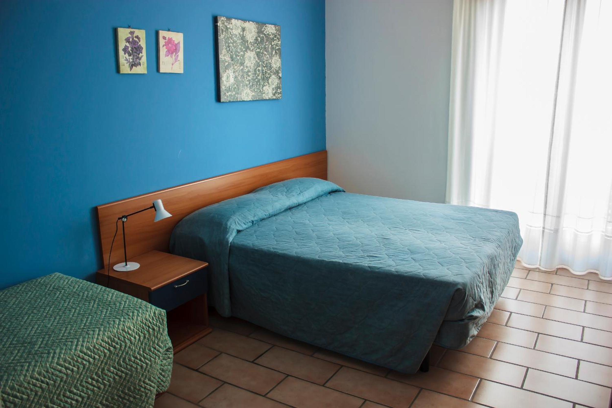 Economy Triple Room photo 2
