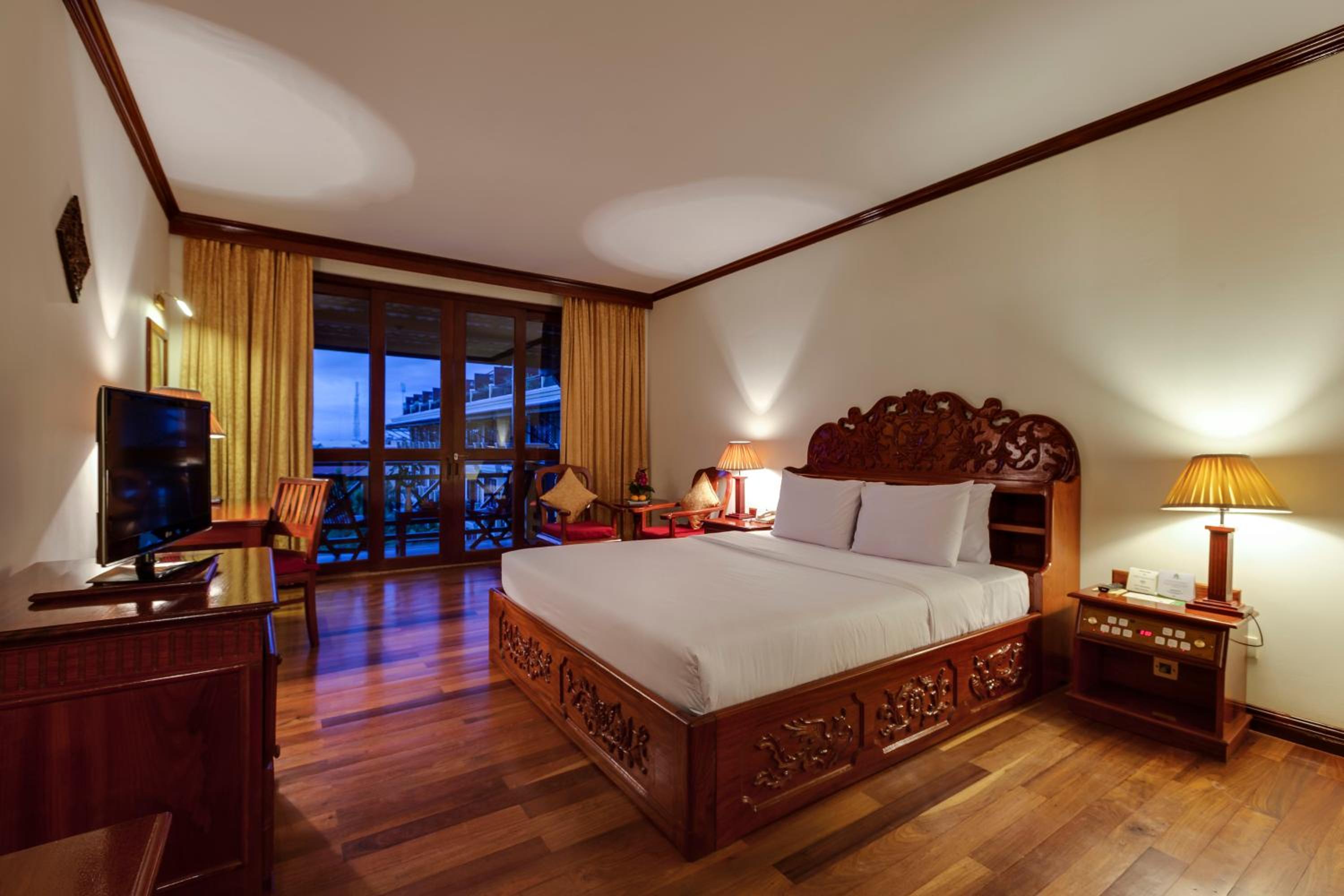 Deluxe Double Room with Balcony photo 3