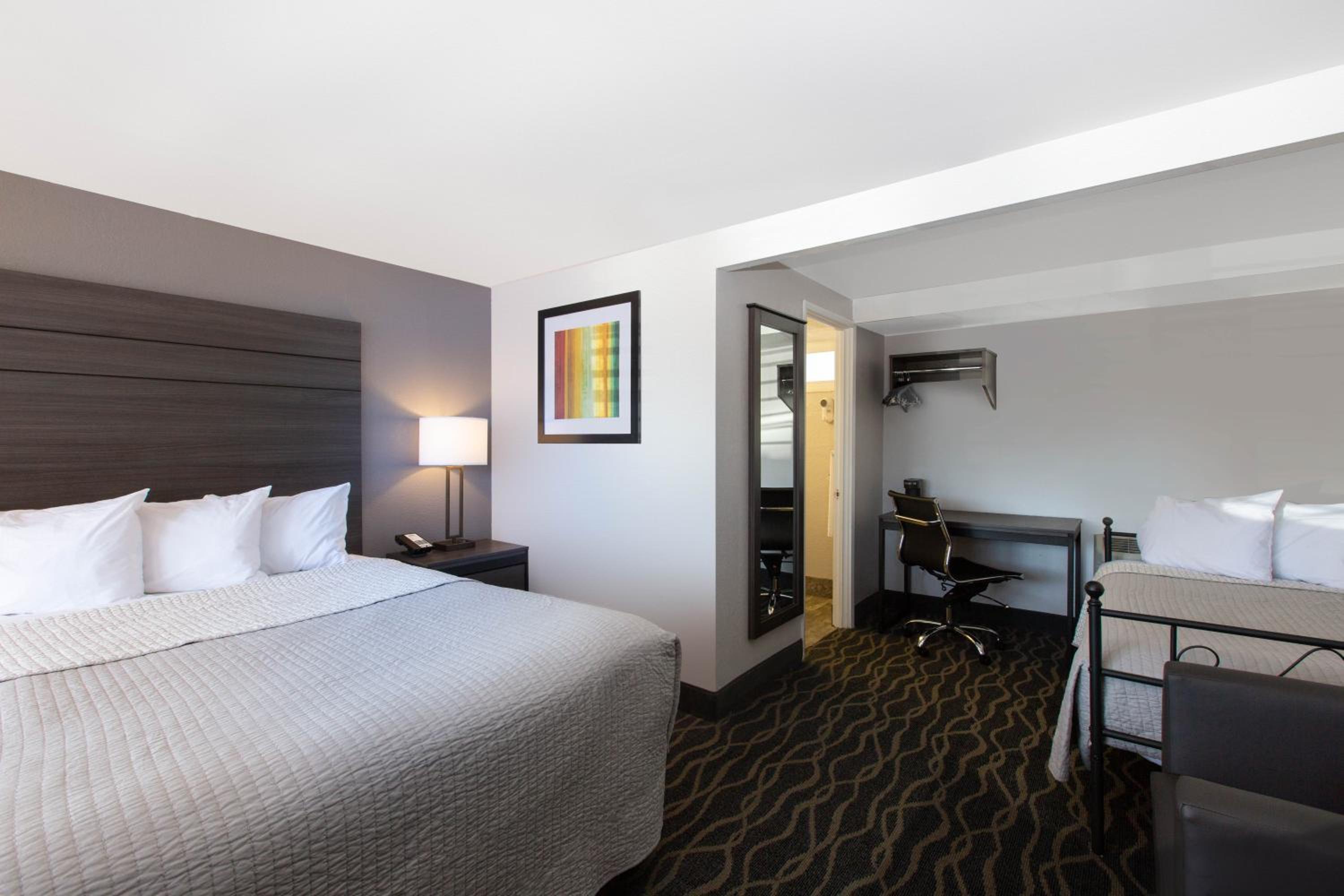 1 Queen Bed and 1 Twin Bed, Non-Smoking - Photo 3