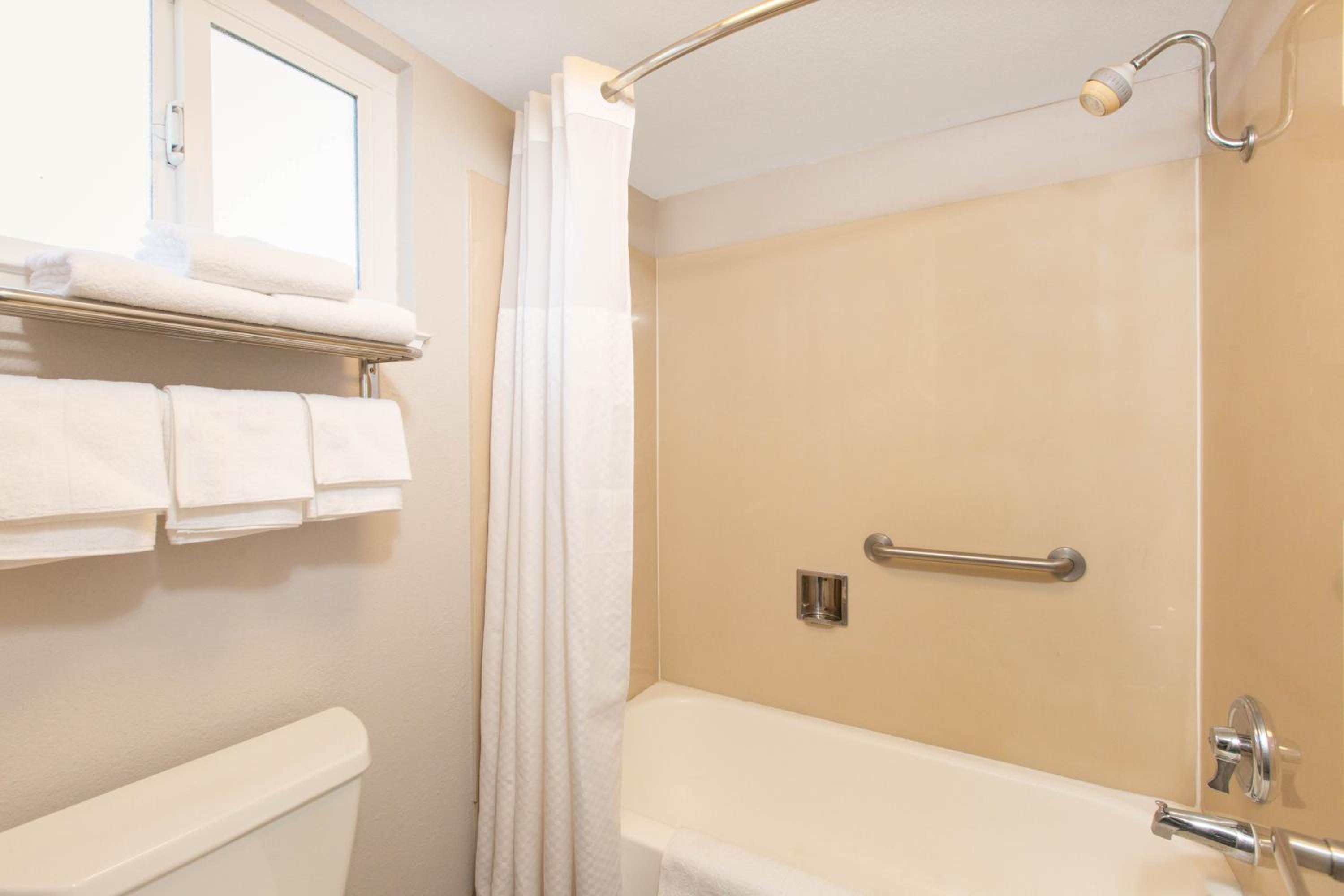 Queen Room - Non-Smoking - Photo 2