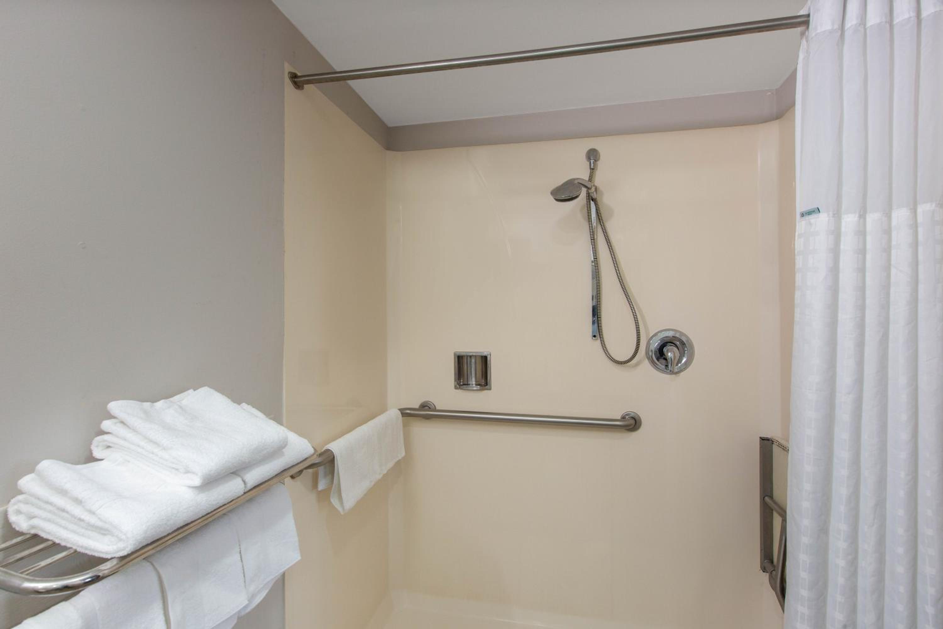 Double Room with Two Double Beds - Mobility/Hearing Accessible - Non-Smoking  - Photo 3