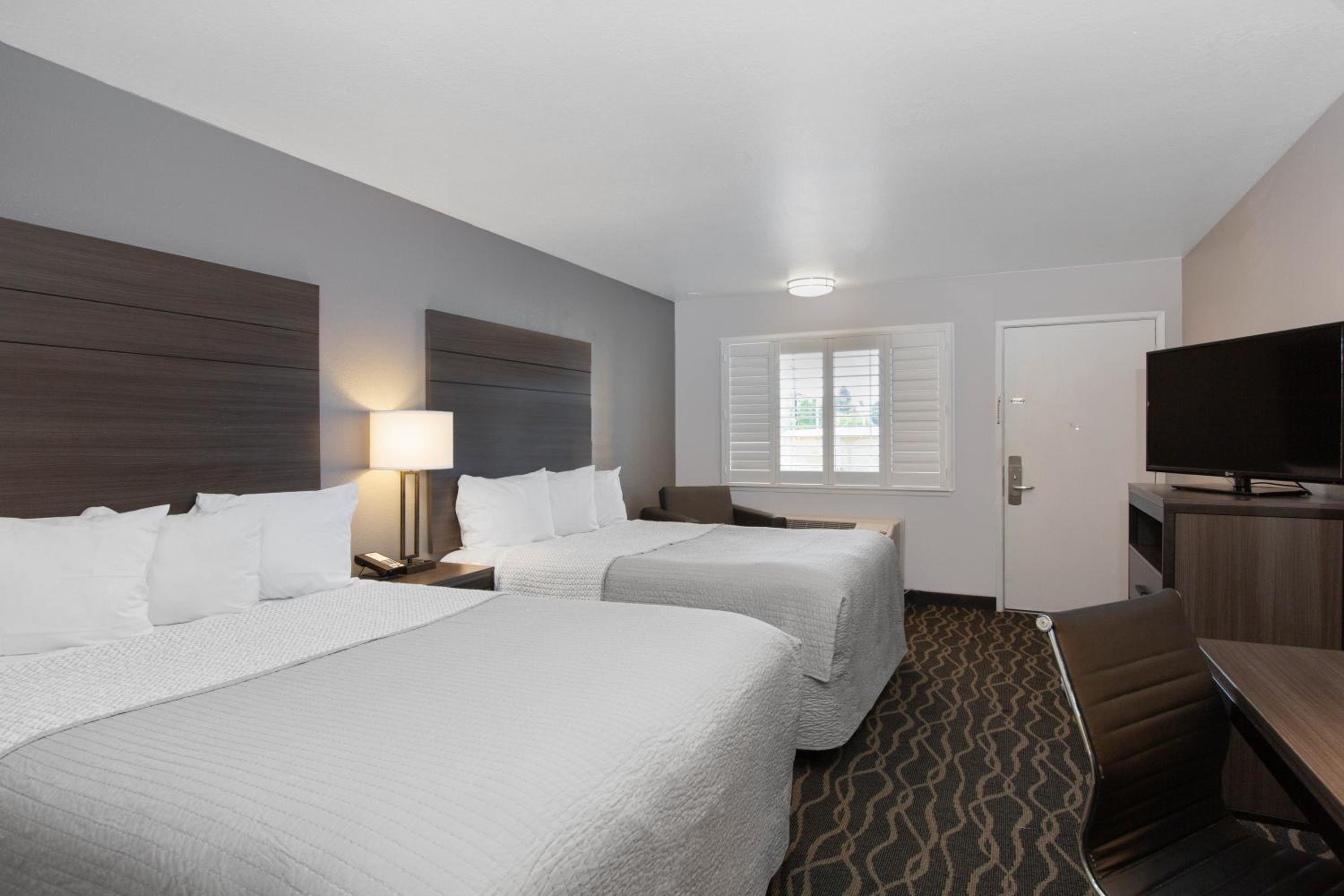 Queen Room with Two Queen Beds - Non-Smoking - Photo 3