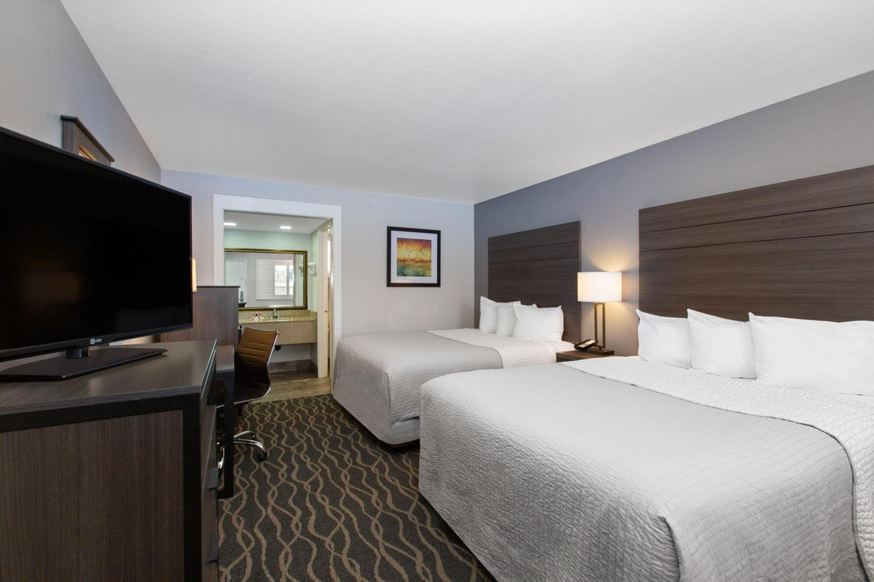 Queen Room with Two Queen Beds - Non-Smoking - Photo 4