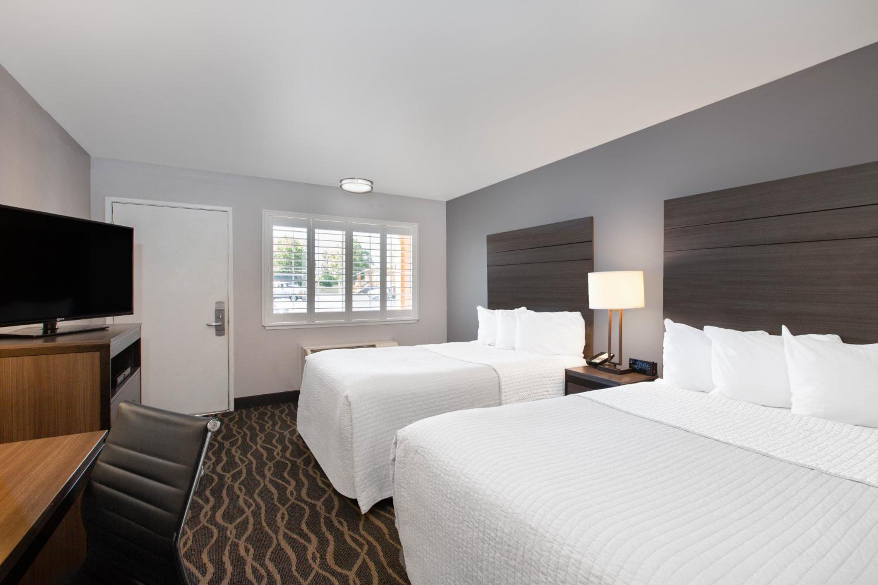 Queen Room with Two Queen Beds - Non-Smoking - Photo 5