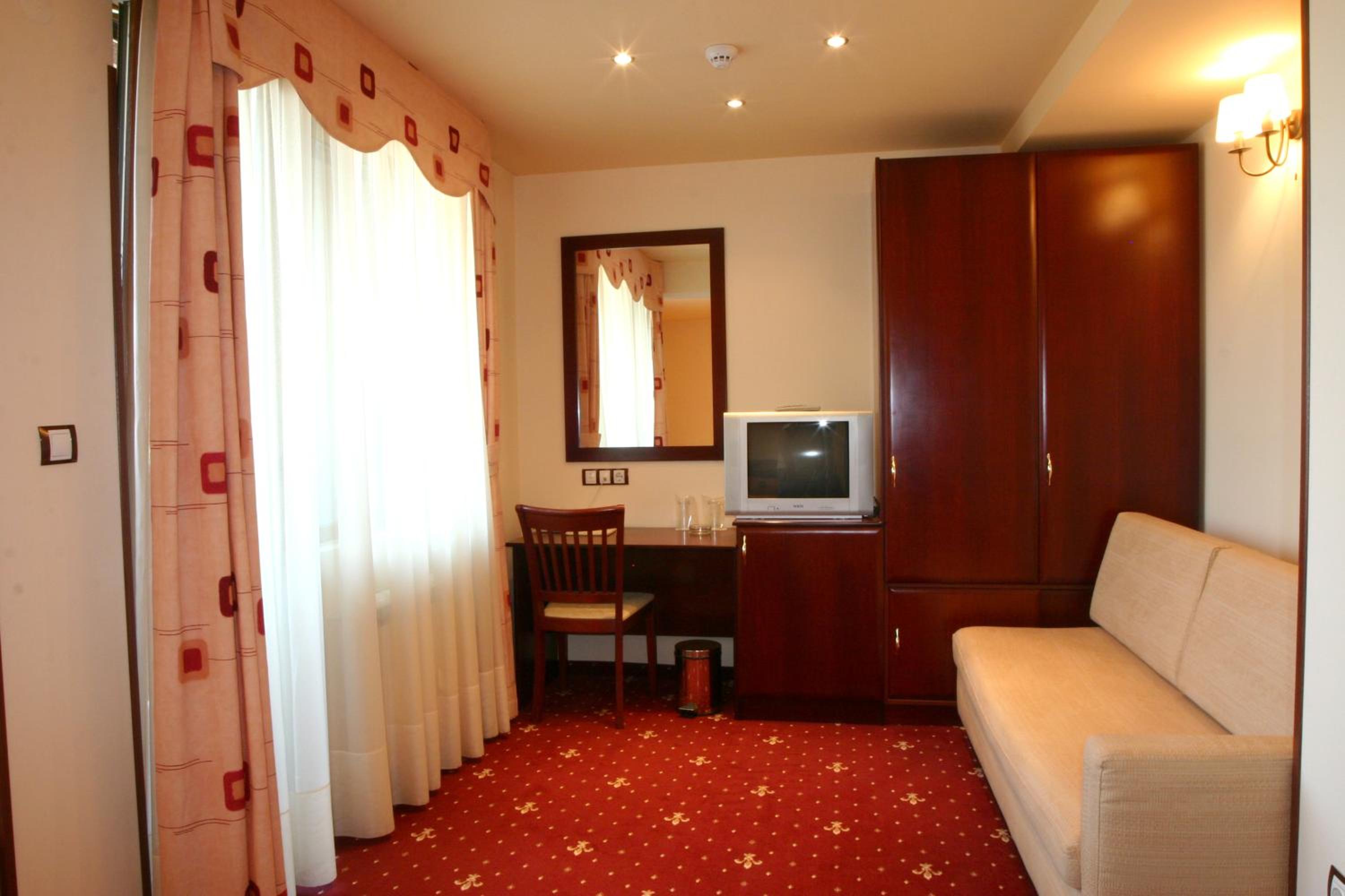 Double or Twin Room (2 Adults + 1 Child) - Photo 1