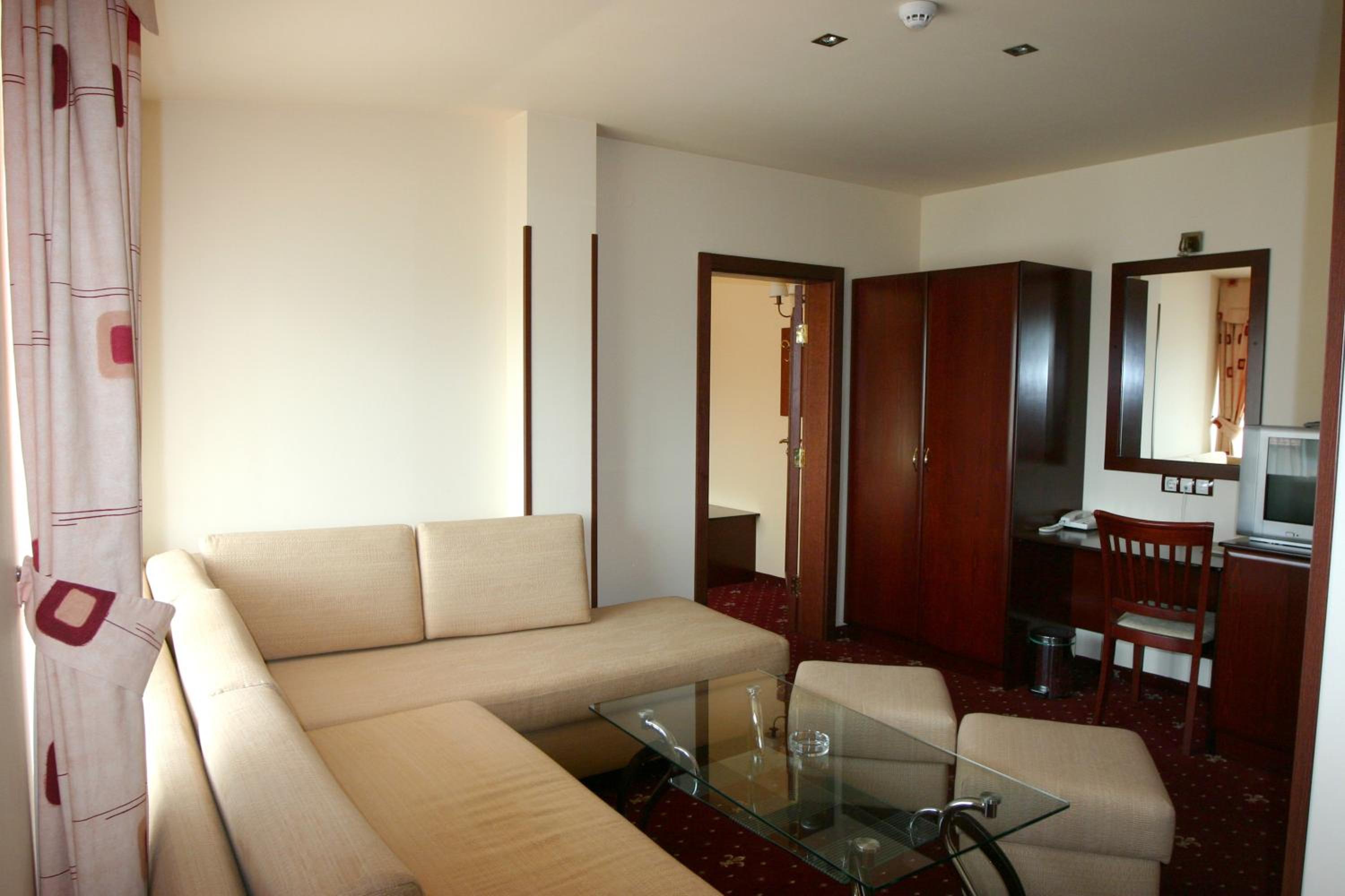 Family Suite (2 Adults) - Photo 5