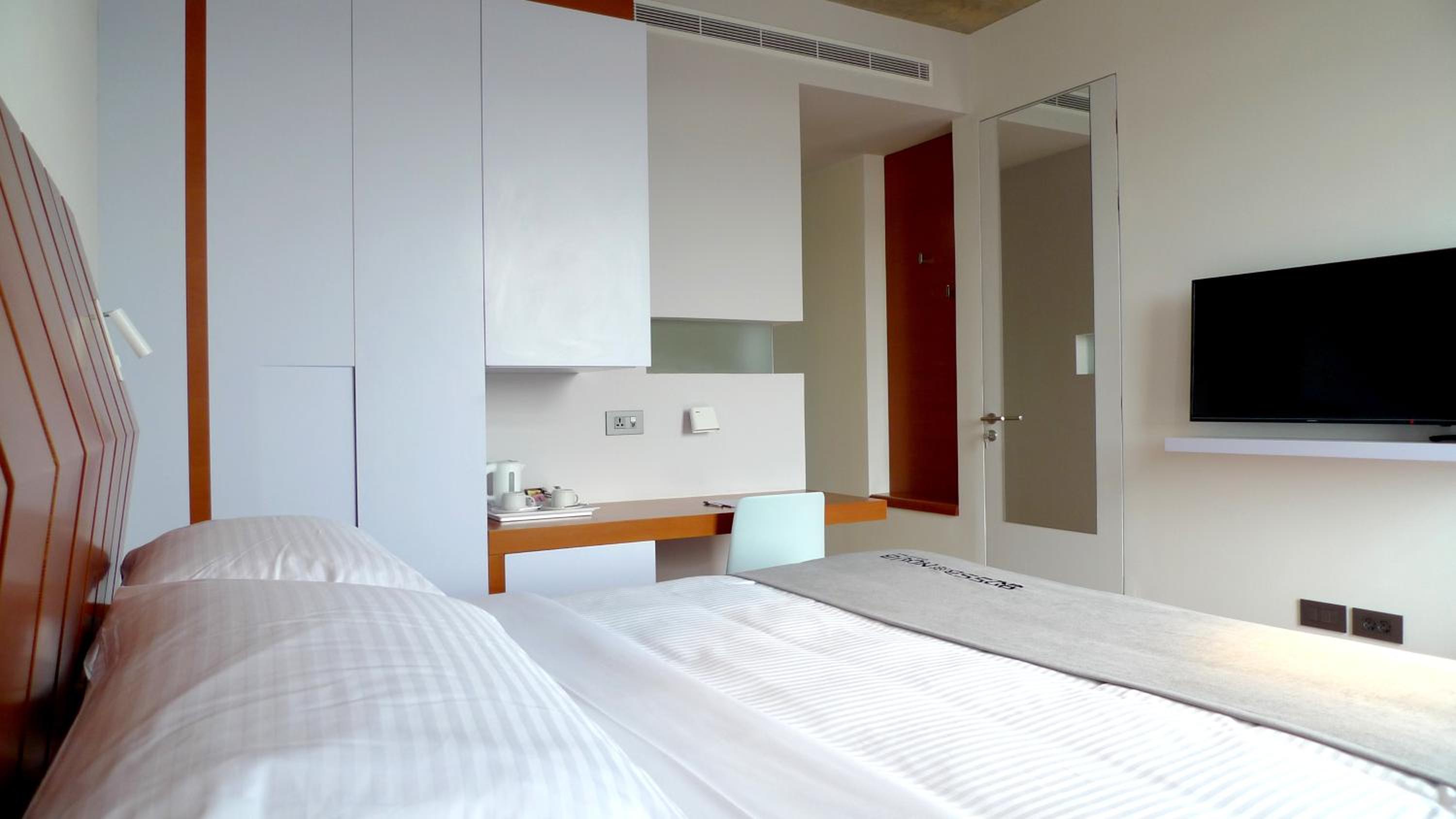 Deluxe King Room - Photo 3