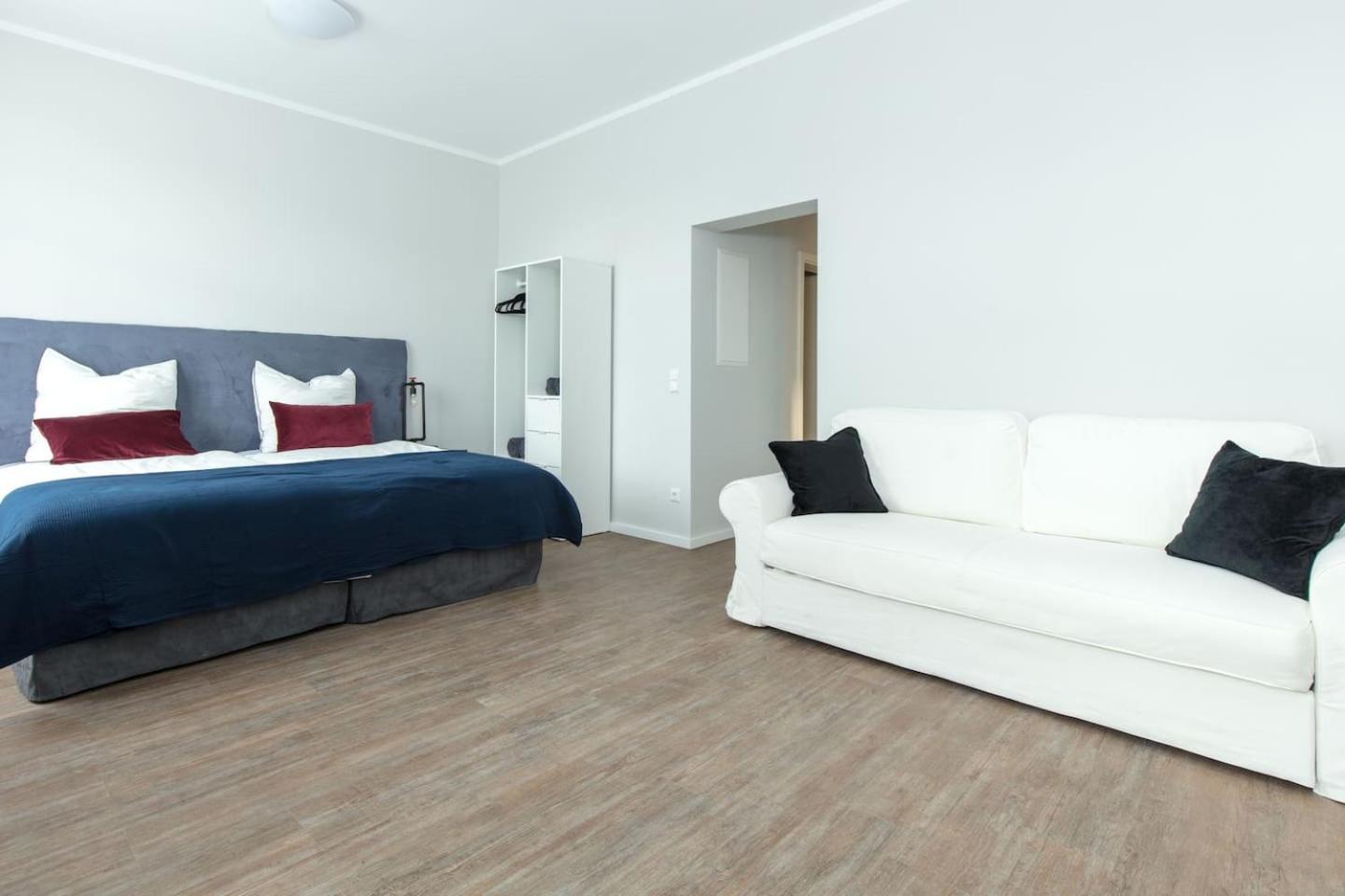 One-Bedroom Apartment photo 1