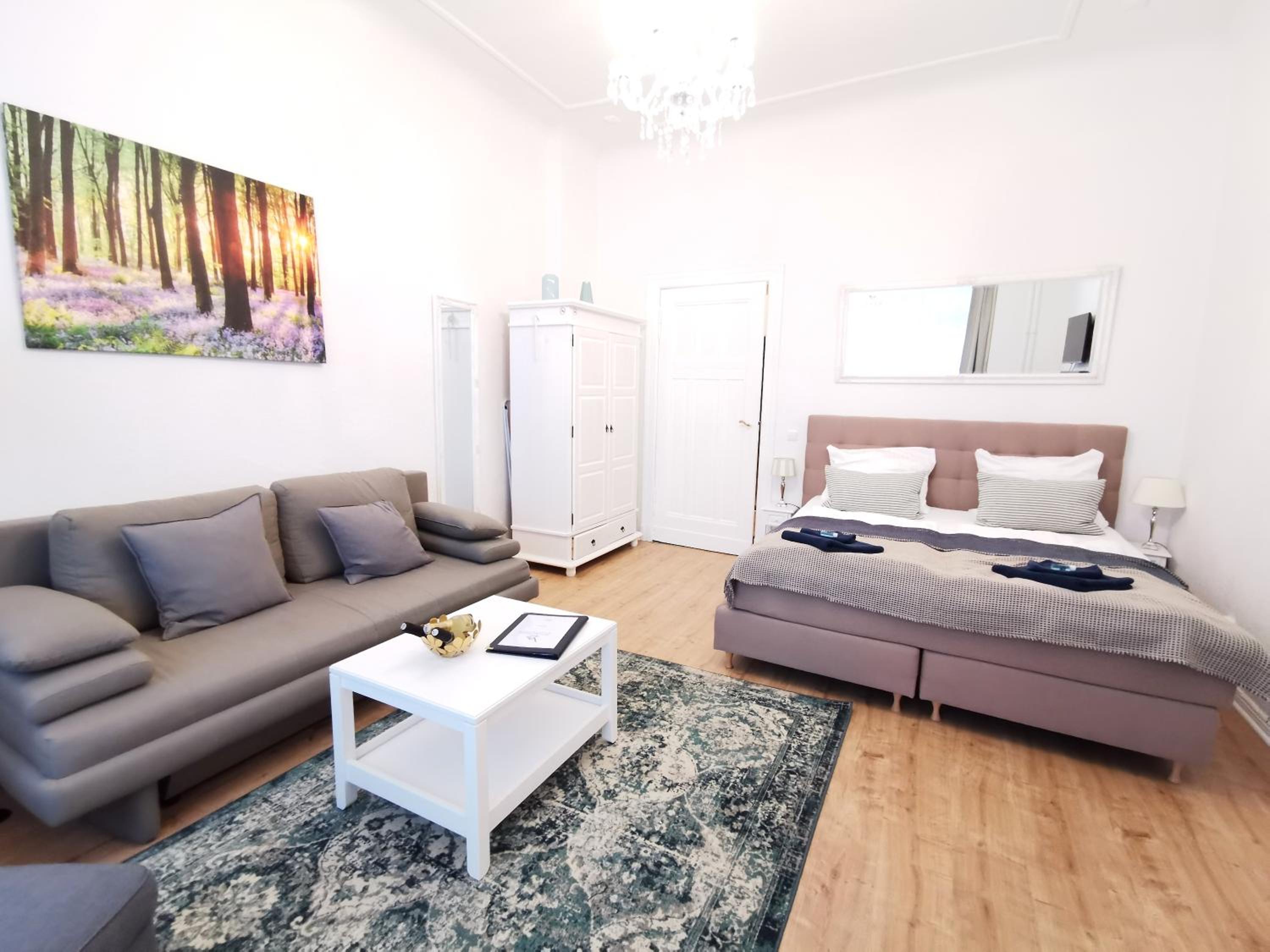 One-Bedroom Apartment photo 1