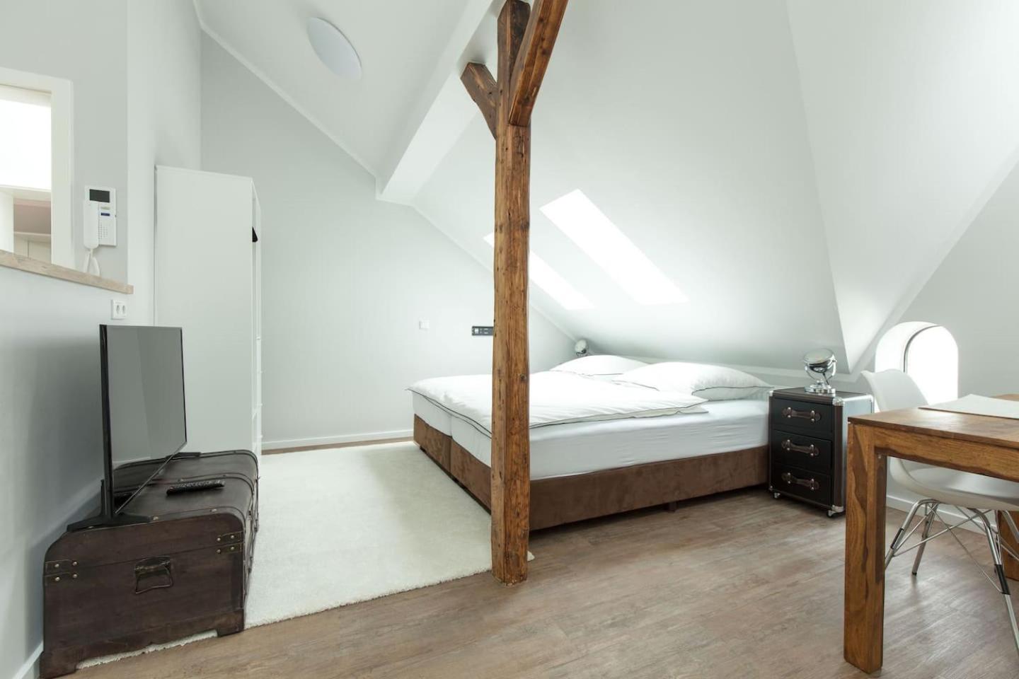 One-Bedroom Apartment - Photo 8
