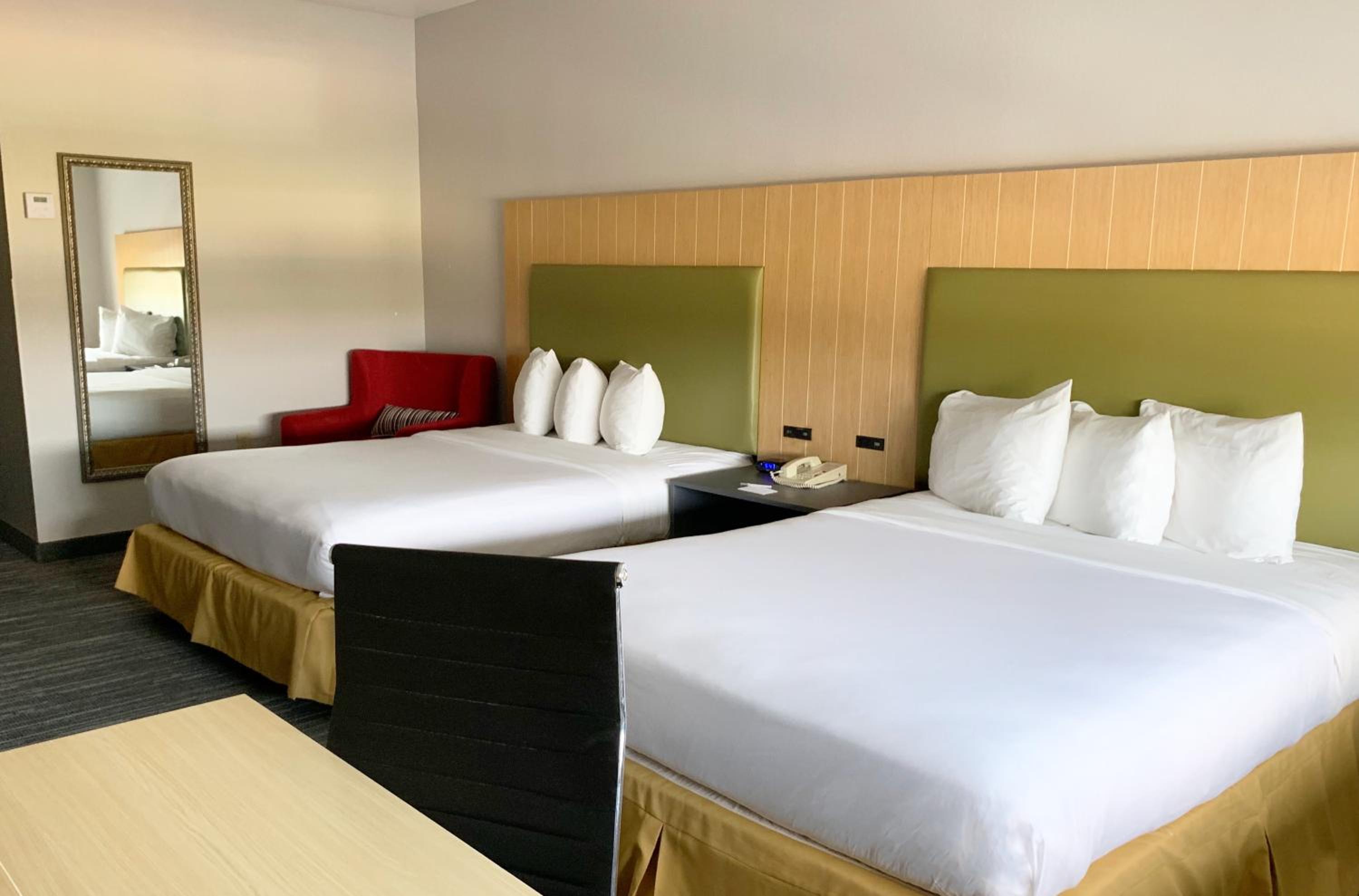 Queen Room with Two Queen Beds - Non-Smoking - Photo 3