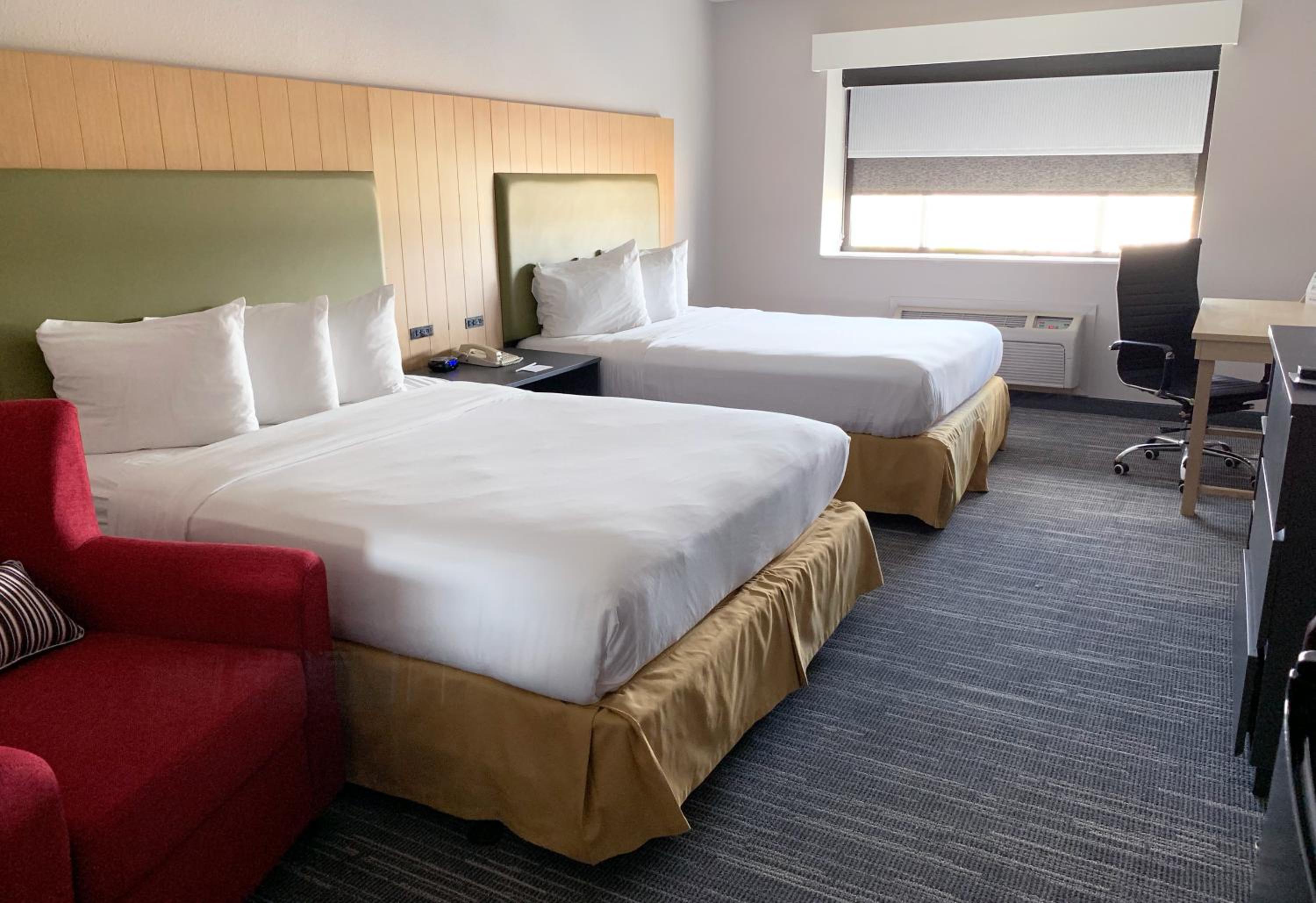 Queen Room with Two Queen Beds - Non-Smoking - Photo 1