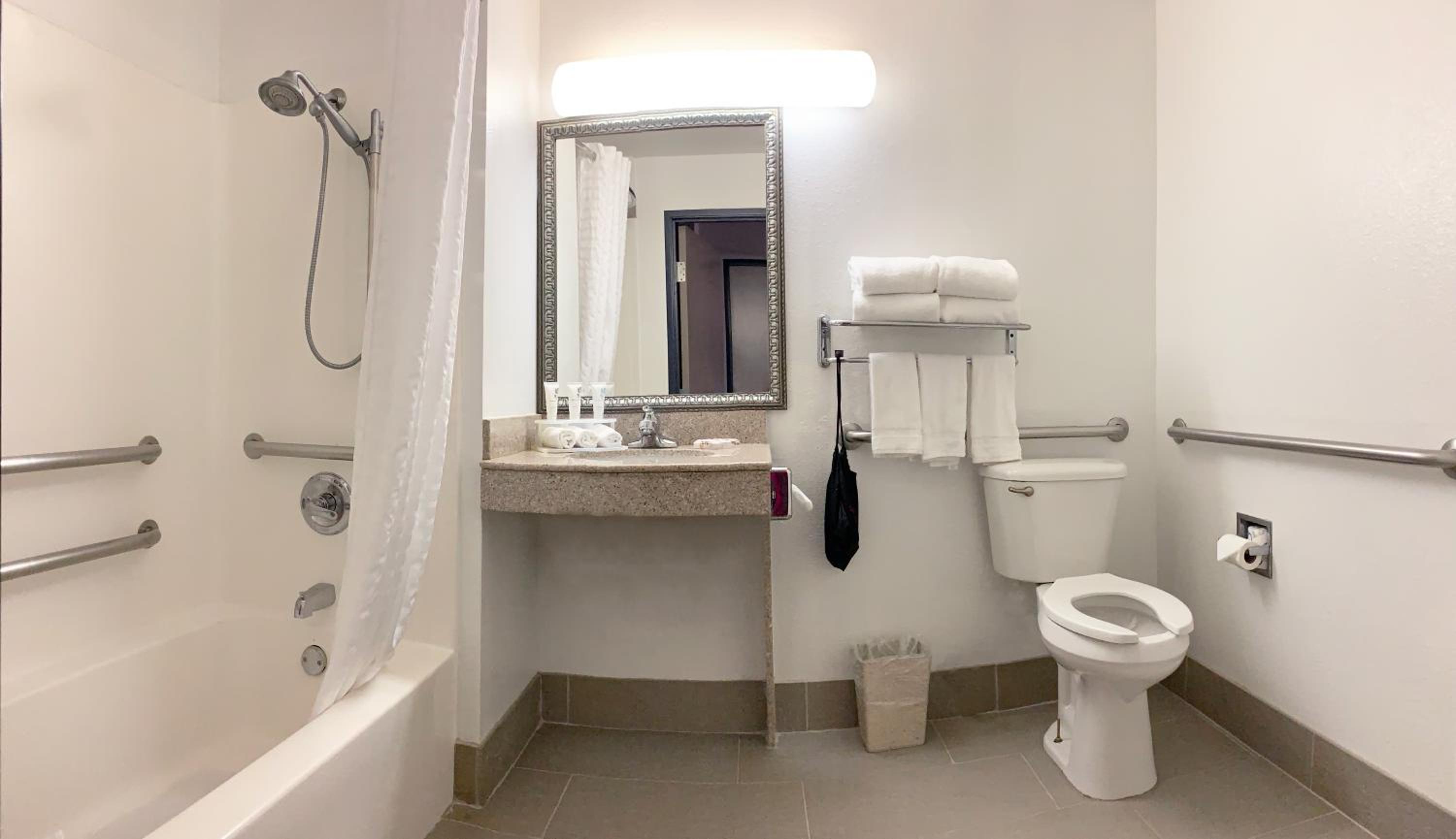 King Suite with Pool View - Disability Access/Non Smoking - Photo 4