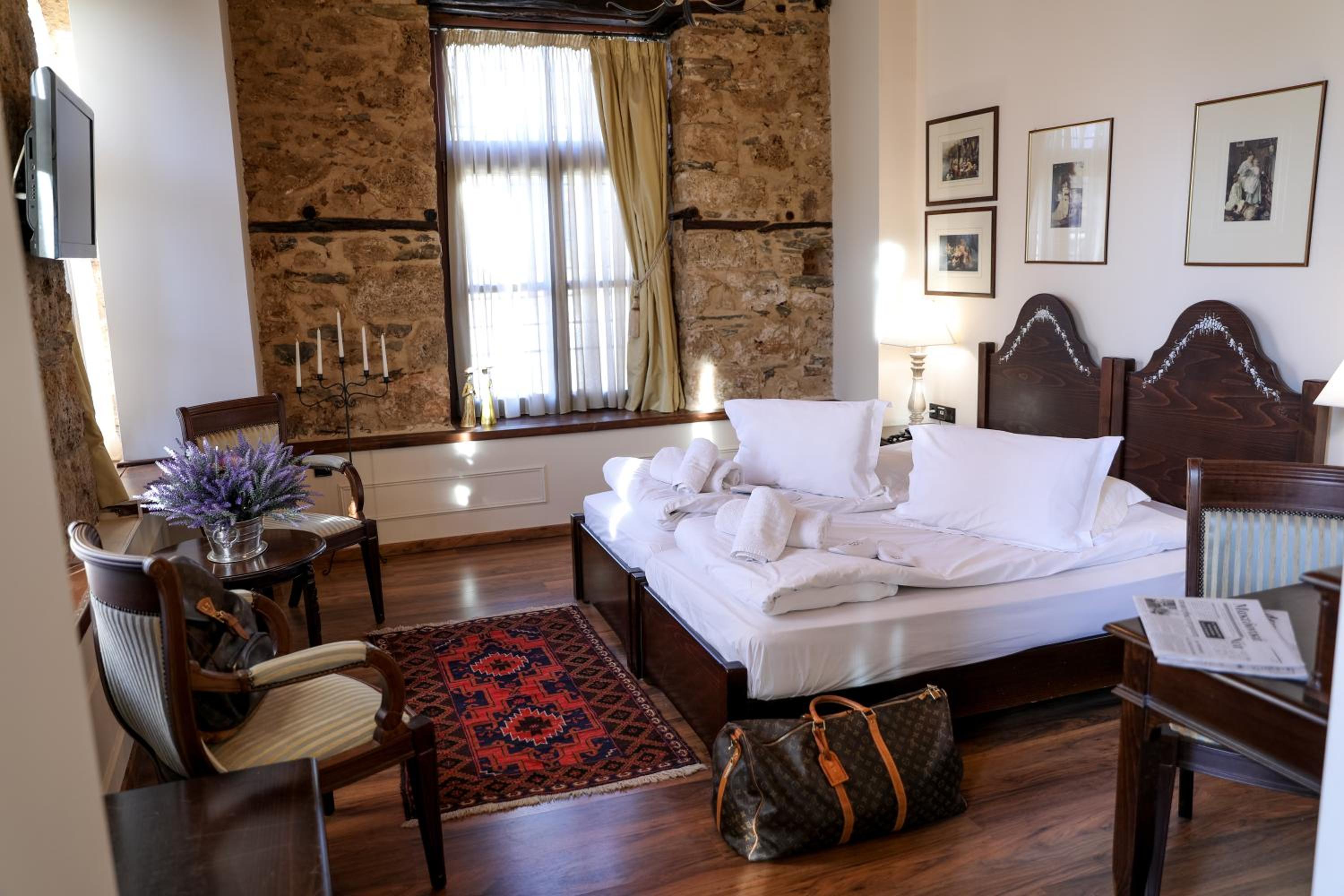 Suite - Photo 1